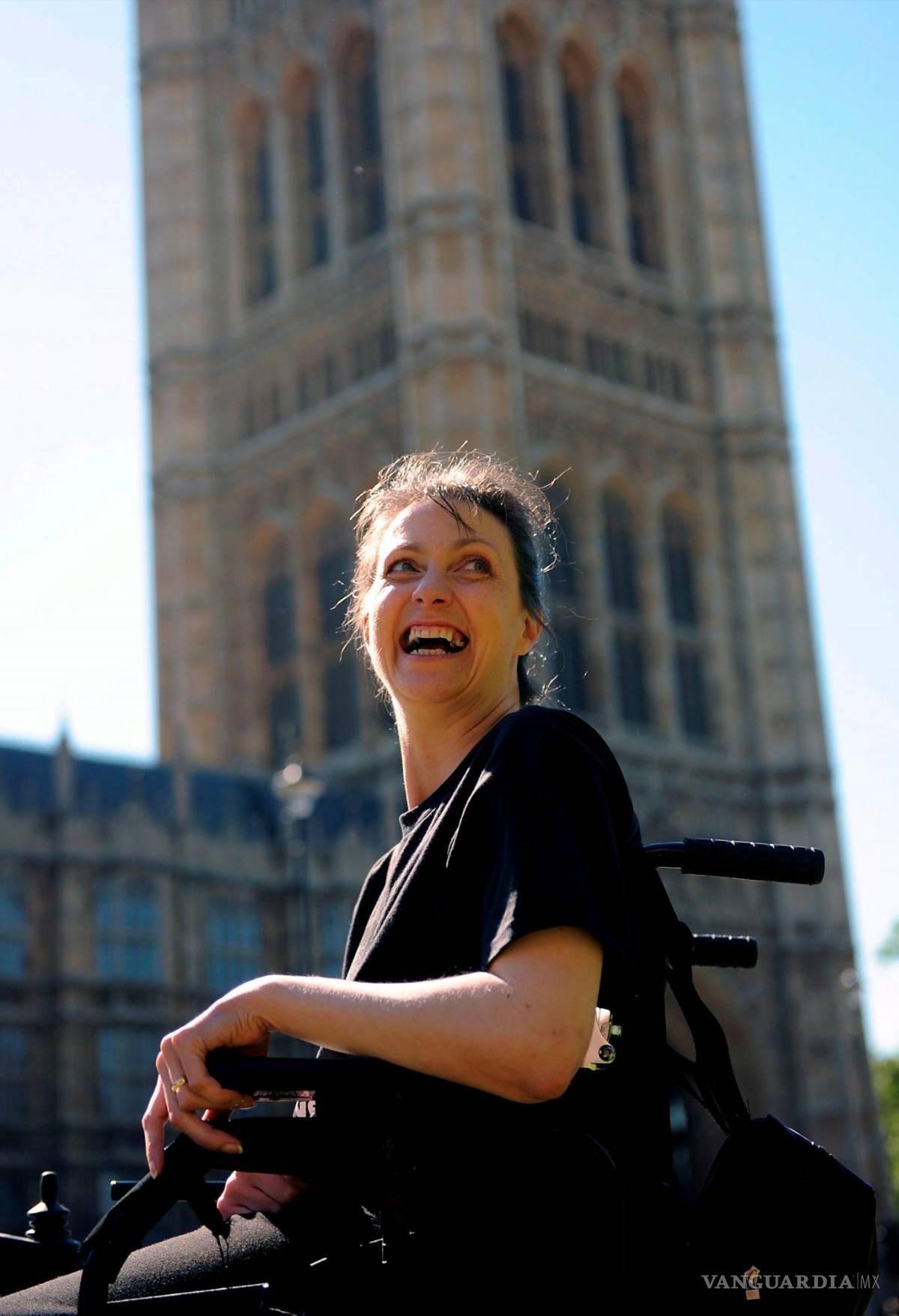 $!Debbie Purdy, enferma de esclerosis múltiple a las afueras de la Cámara de los Lores, en Londres, Reino Unido.