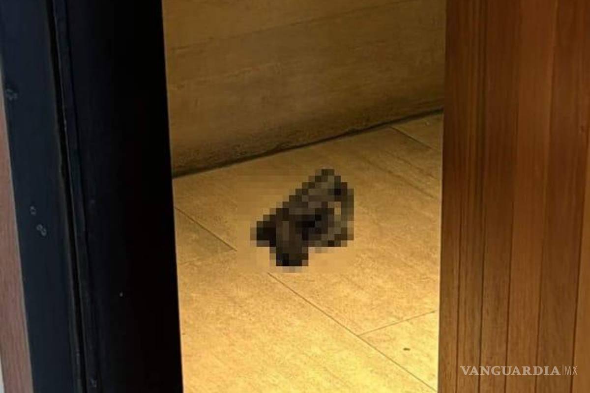 Sorprende arma de fuego a clientes de una cafetería en Piedras Negras; policía fue al baño y la olvido (video)