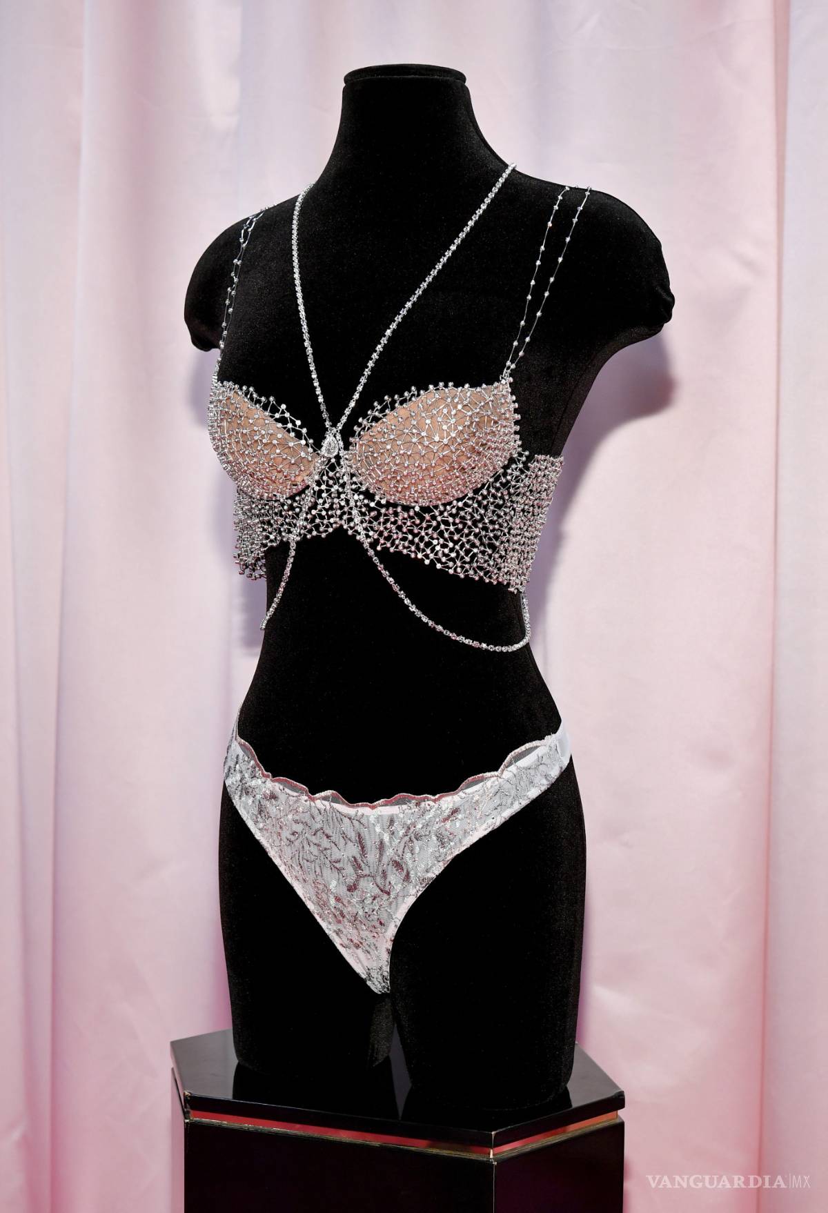 $!El detrás de cámaras del Victoria's Secret Fashion Show