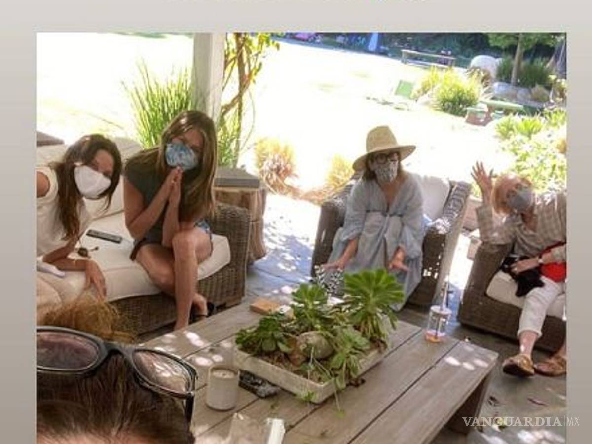 $!Entre amigas y siguiendo las medidas sanitarias, Sandra Bullock celebra su cumpleaños