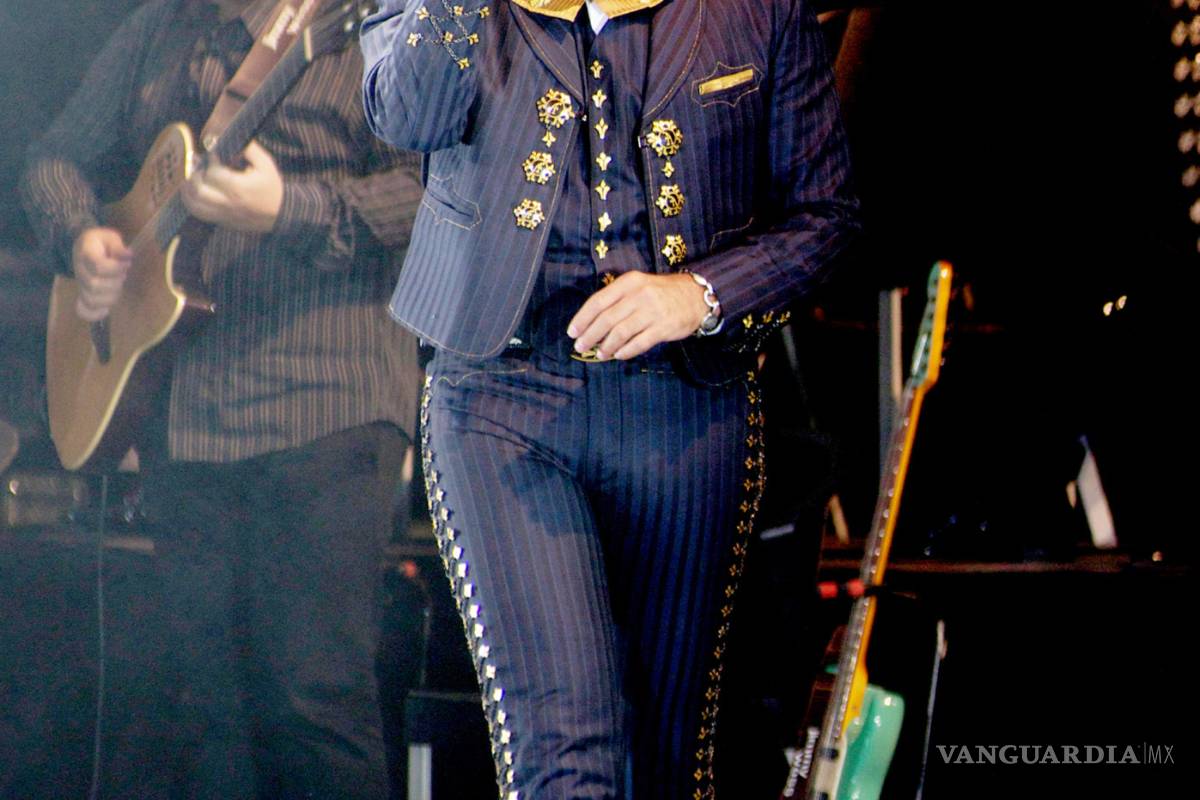 Alejandro Fernández estaría perdiendo contratos por carero