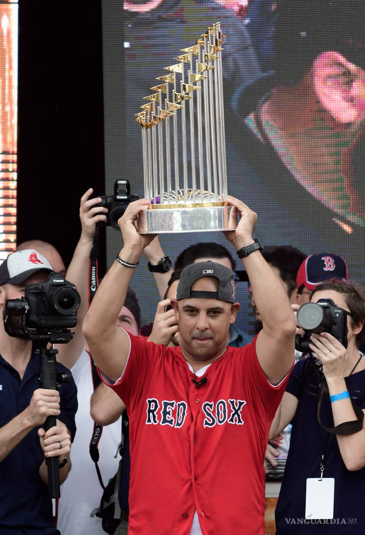 $!Medias Rojas 'amarran' a Alex Cora hasta el 2021 y quizá un año más