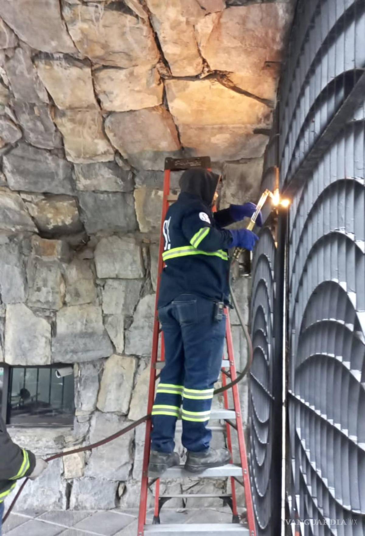 $!Esta es la puerta principal de la casa de Gustavo a la que le metieron soplete para abrirla. El Municipio difundió que se trata del salón.