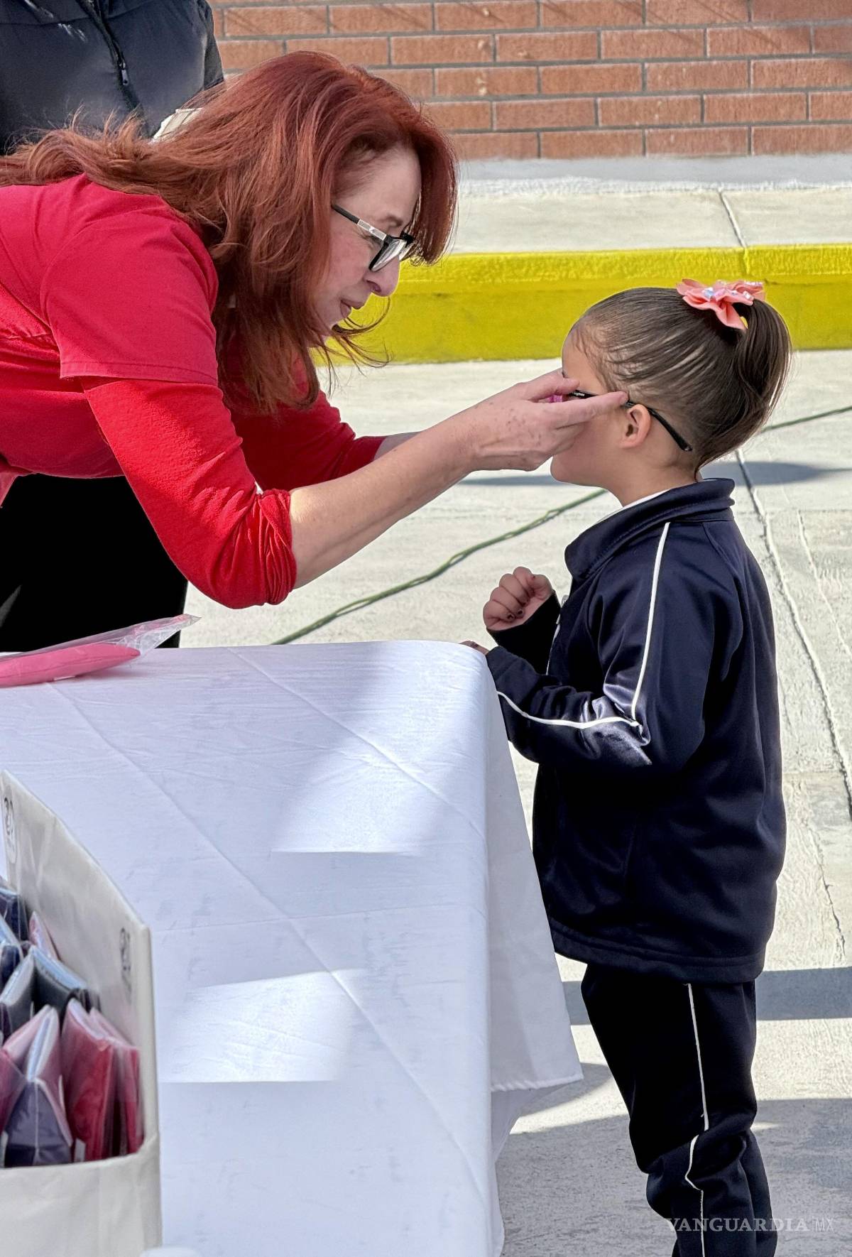 $!Los problemas visuales se presentan en edades más tempranas por la exposición a dispositivos con luz azul como los celulares.