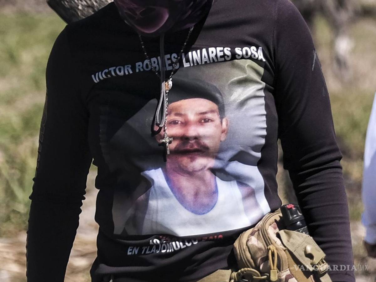 $!Una mujer con una camiseta con la imagen de un familiar desaparecido afuera del Rancho Izaguirre, donde acudió a ver si alguno de los restos óseos descubiertos pertenecía a su familiar.