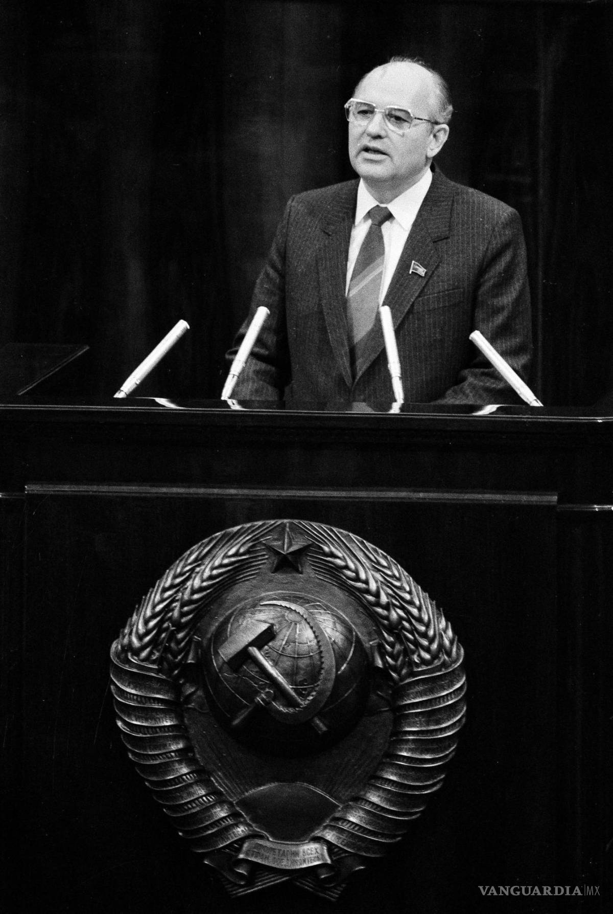 $!El presidente soviético Mikhail Gorbachev se dirige al Parlamento Nacional, en Moscú, Unión Soviética, el miércoles 27 de noviembre de 1985.