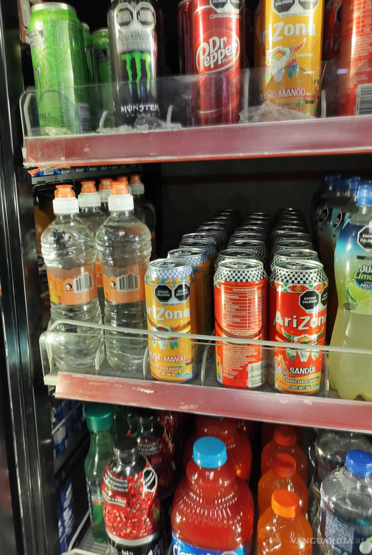 $!Tiendas de autoservicio descartaron este jueves escasez de agua embotellada.