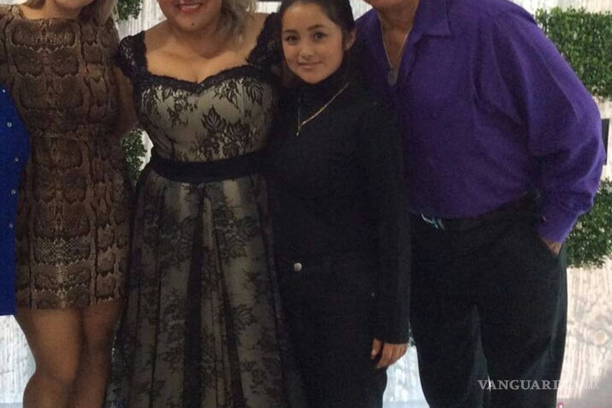 Diseñadora de Monterrey, 'madrina' del vestido para la mamá de Rubí