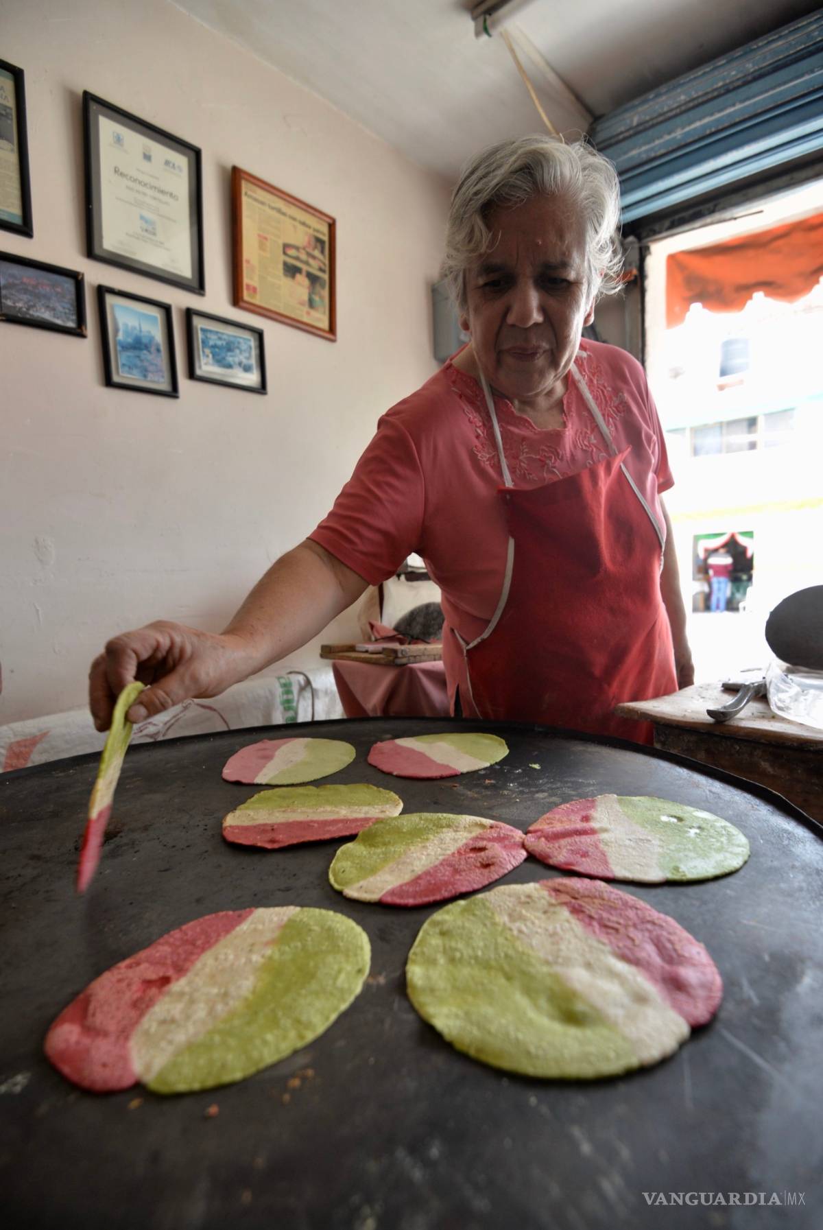 $!‘Se echan un taco’ de creatividad y producen la ‘Tortilla Tricolor’