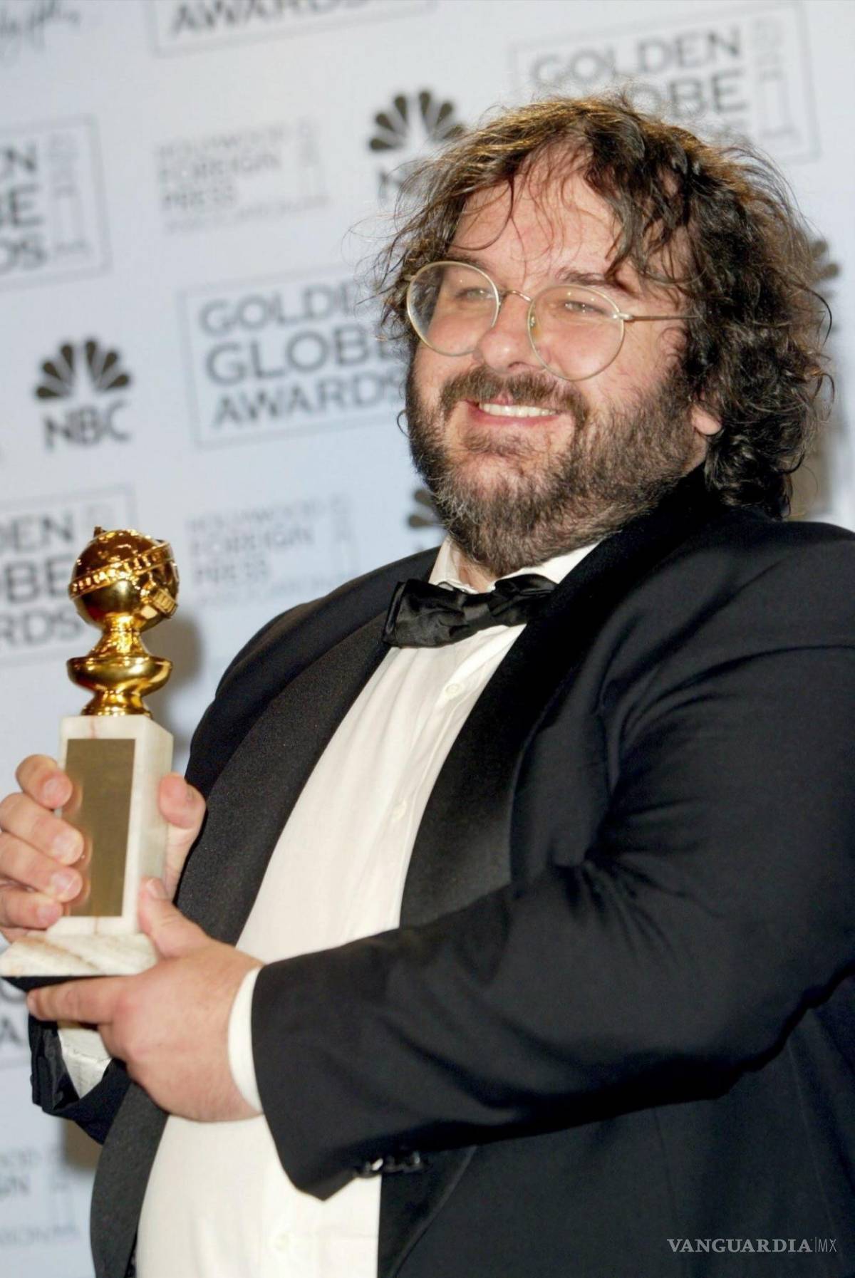 $!Peter Jackson con el Globo de Oro por una de sus adaptaciones de la serie El señor de los anillos, en 2004. EFE/EPA/Hubert Boesl