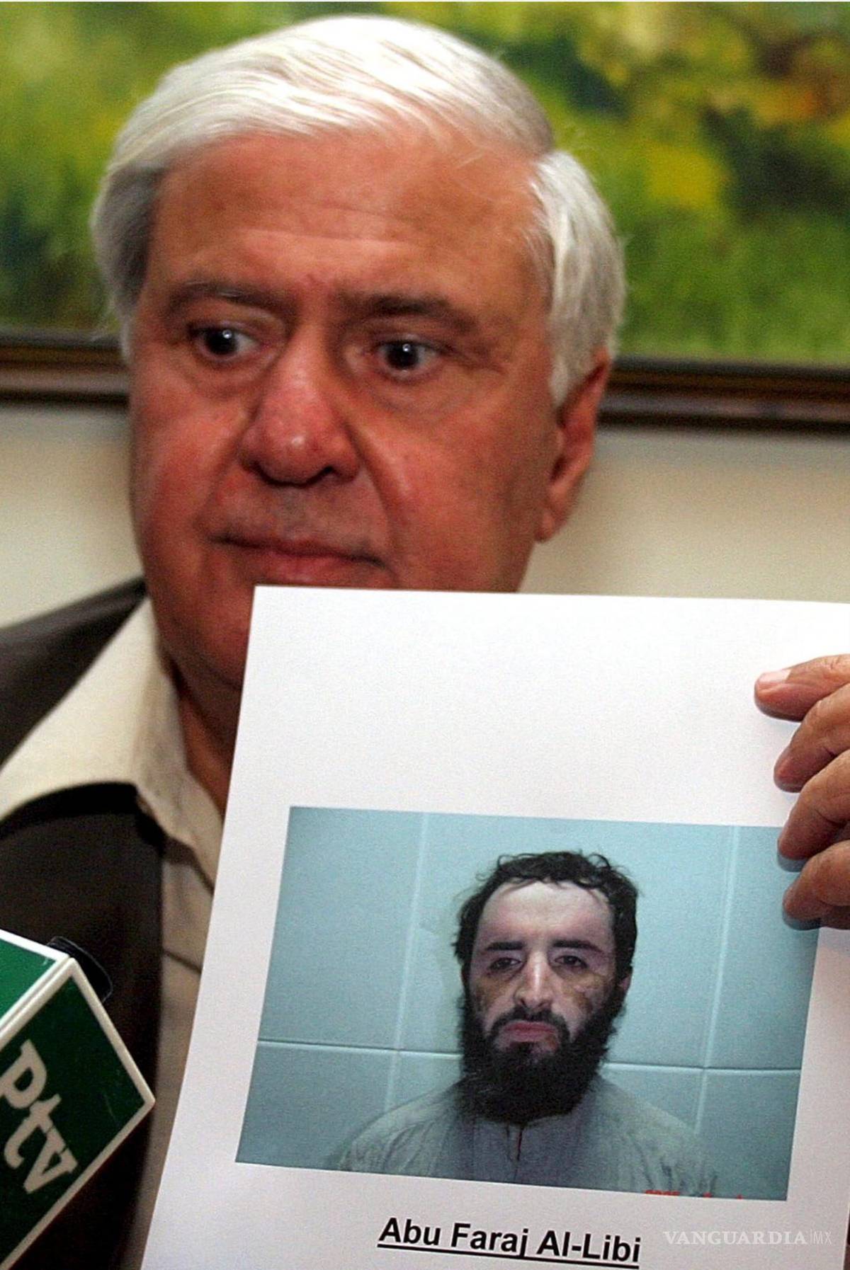 $!4/05 2005. El entonces ministro del Interior pakistaní, Aftab Ahmed Khan, muestra la fotografía del sospechoso de pertenecer a Al-Qaeda Abu Faraj Al-Libbi.