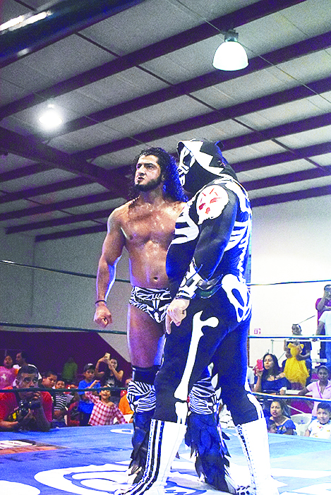 $!Amañada victoria del ‘Toro Blanco’; Espectacular agarrón en el ring