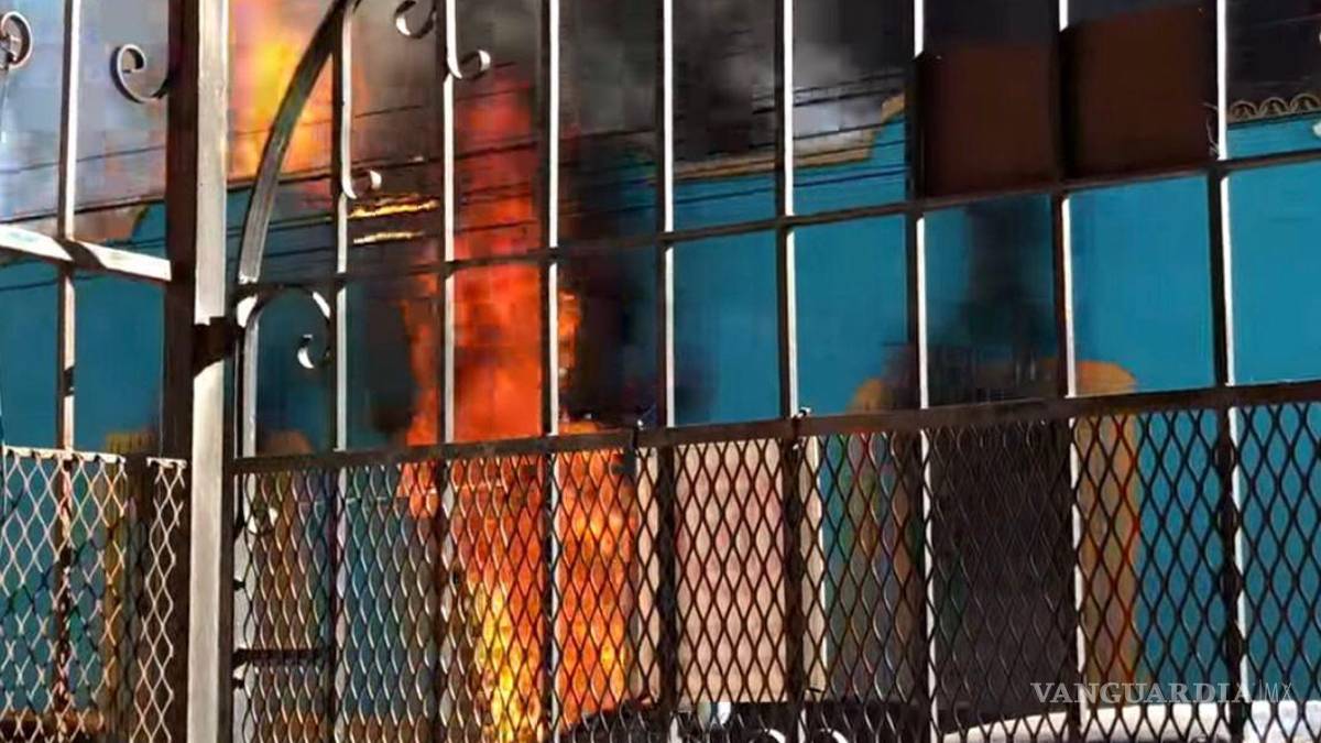 Incendio arrasa con el bar ‘Patio Azul’, en el centro de Saltillo