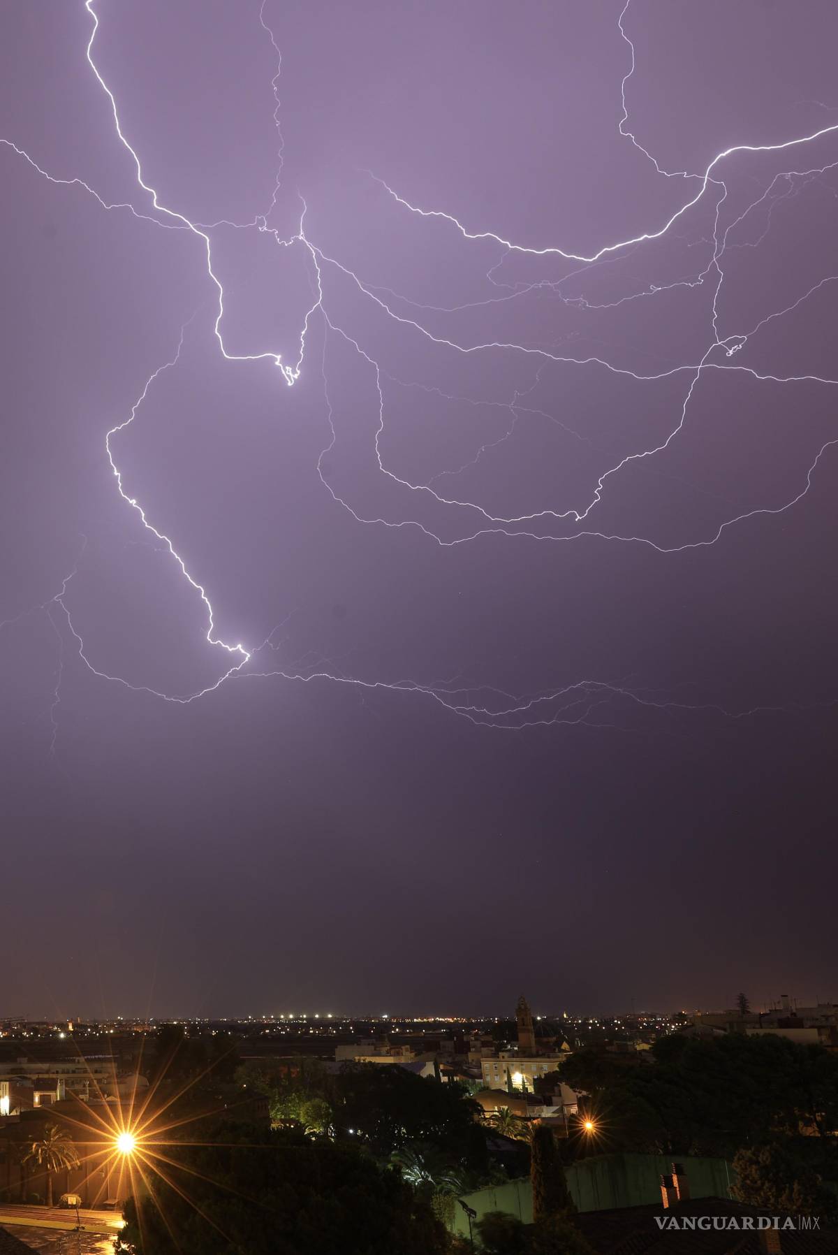 $!La siembra o bombardeo de nubes imita el proceso natural por el que se forma la lluvia, conlleva la inyección de sustancias químicas en las nubes.