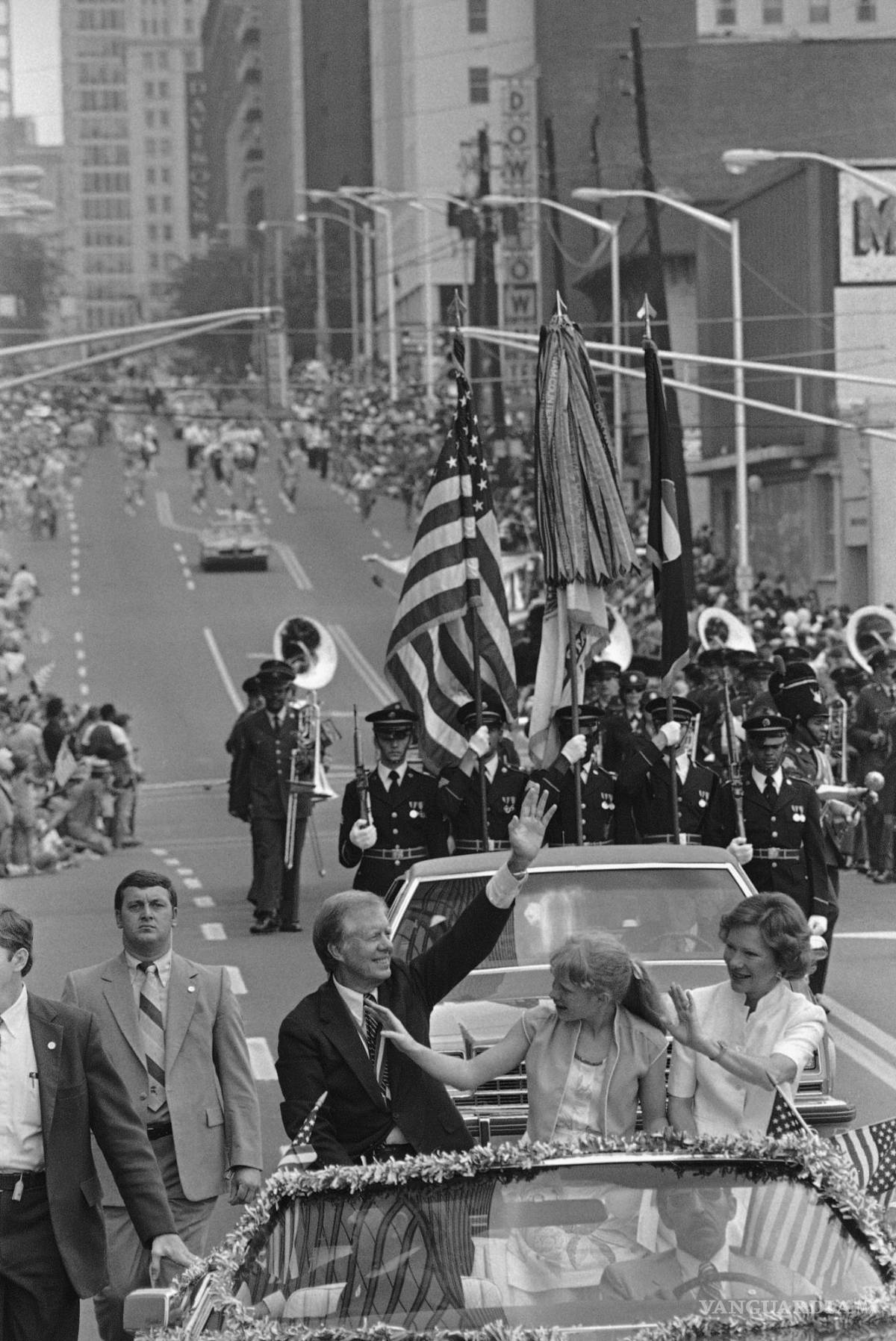 $!El expresidente Jimmy Carter, su esposa Rosalynn Carter y su hija Amy Carter, saludan a las personas en la calle Peachtree, Atlanta, Georgia, el 4 de julio de 1981.