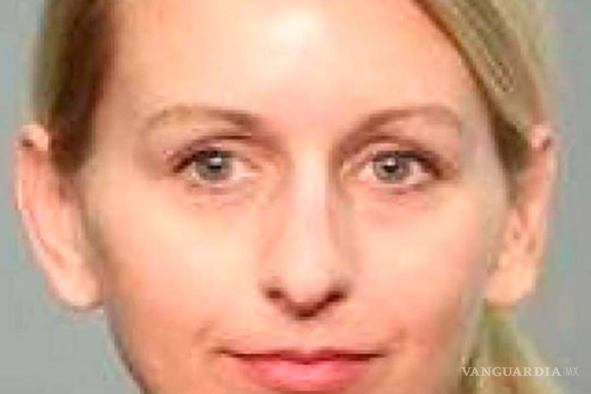 $!Detienen a profesora por tener sexo oral con alumno y enviarle fotos explícitas