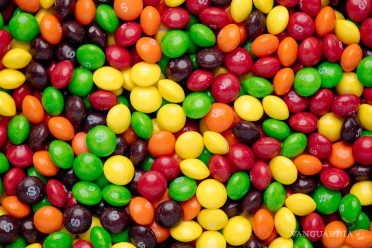 Skittles, Nerds y gomitas Trolli pueden dejar de venderse por tener colorante dañino para la salud. Te explicamos qué sucede
