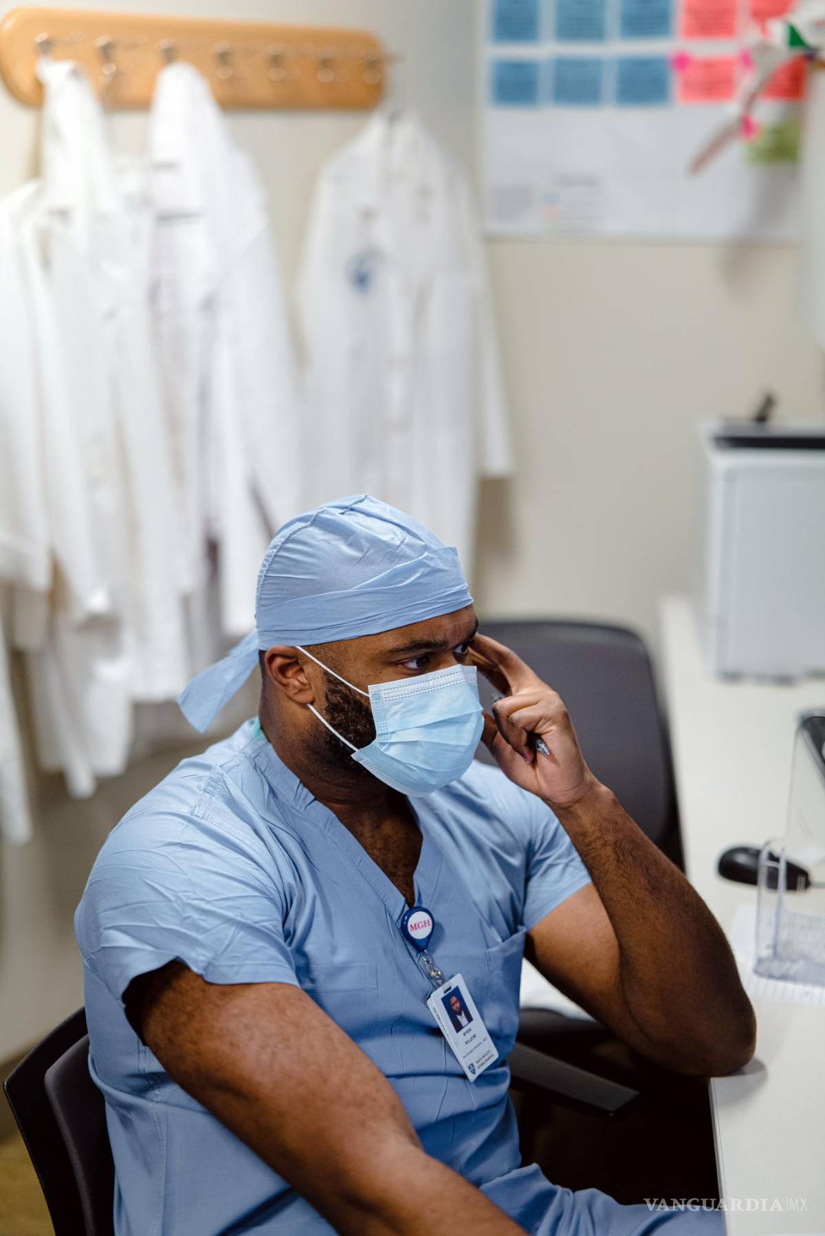 $!Myron Rolle revisa una lista de pacientes en una computadora durante su guardia nocturna en el Hospital General de Massachusetts en Boston.