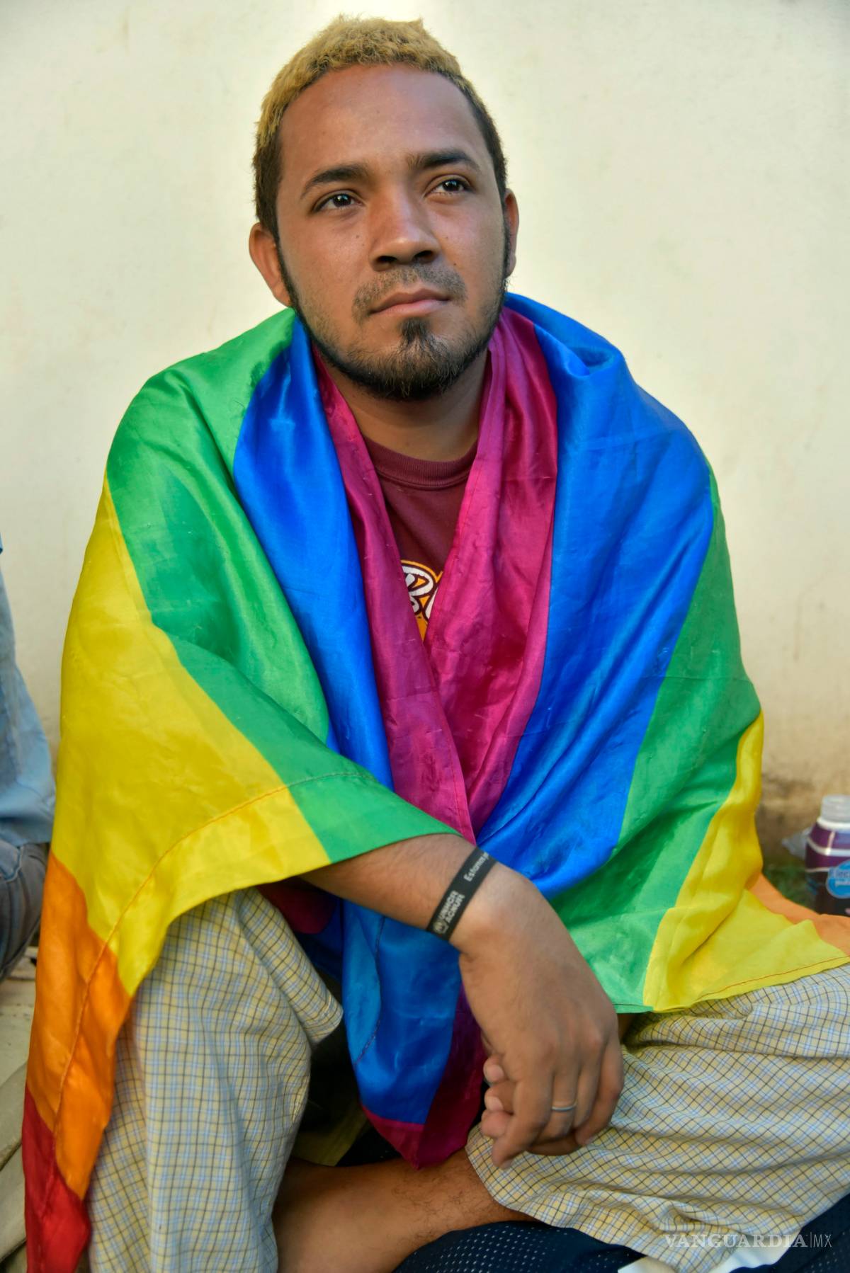 $!César Mejía, el joven gay que defiende los derechos LGBT en la caravana migrante