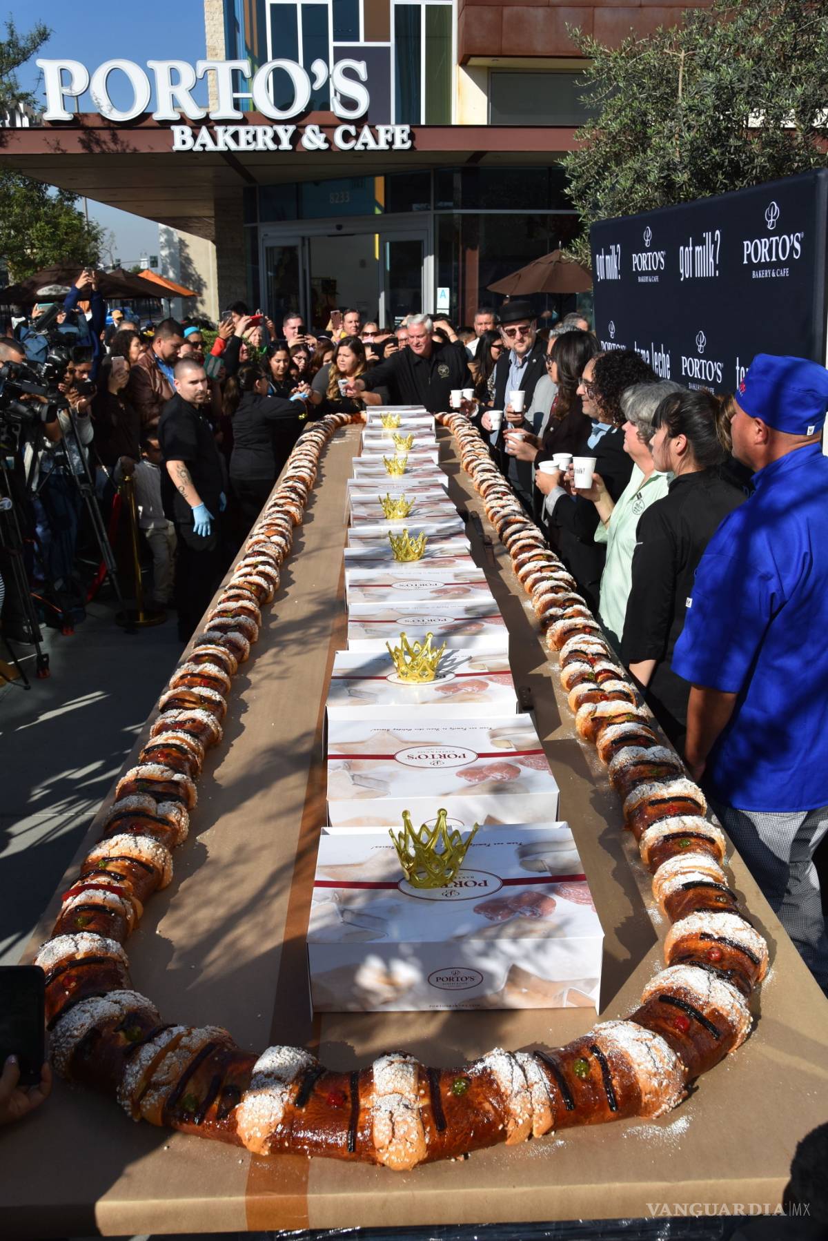 $!Hacen en California una rosca de reyes de 7 metros de largo