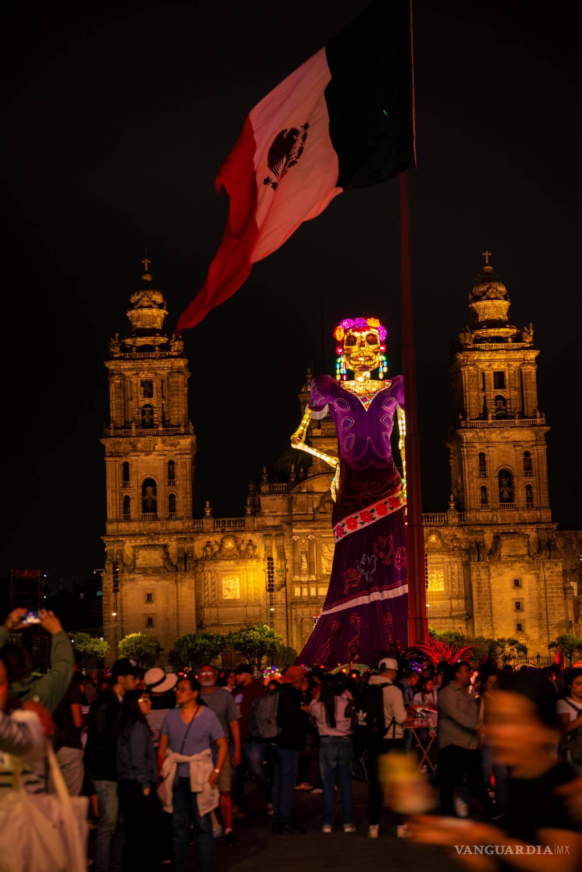 $!Así luce la Catrina monumental de 33 metros en el Zócalo de CDMX que obtuvo el Récord Guinness