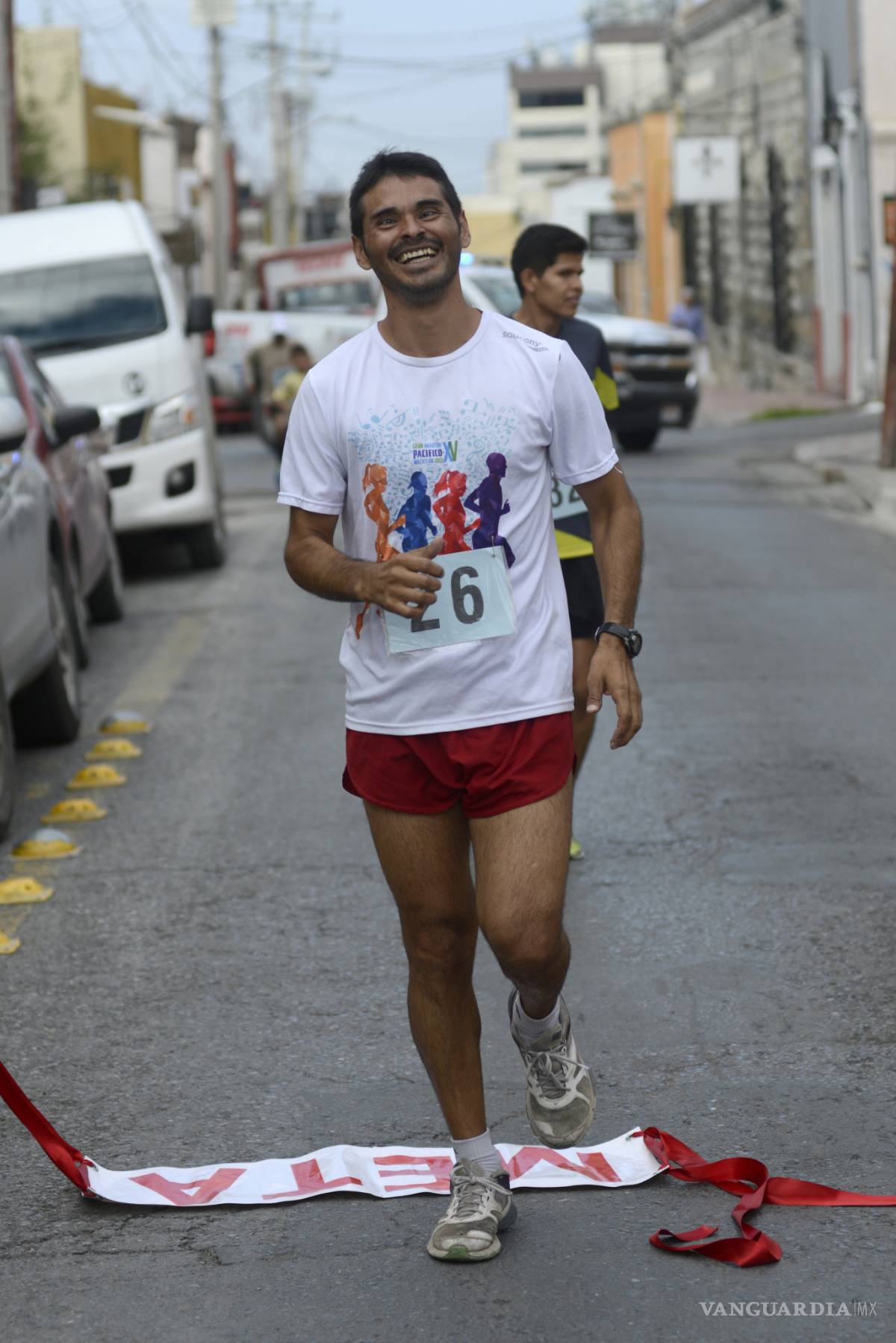 $!Estrada domina la Caminata del Día de la Raza de 3 kilómetros