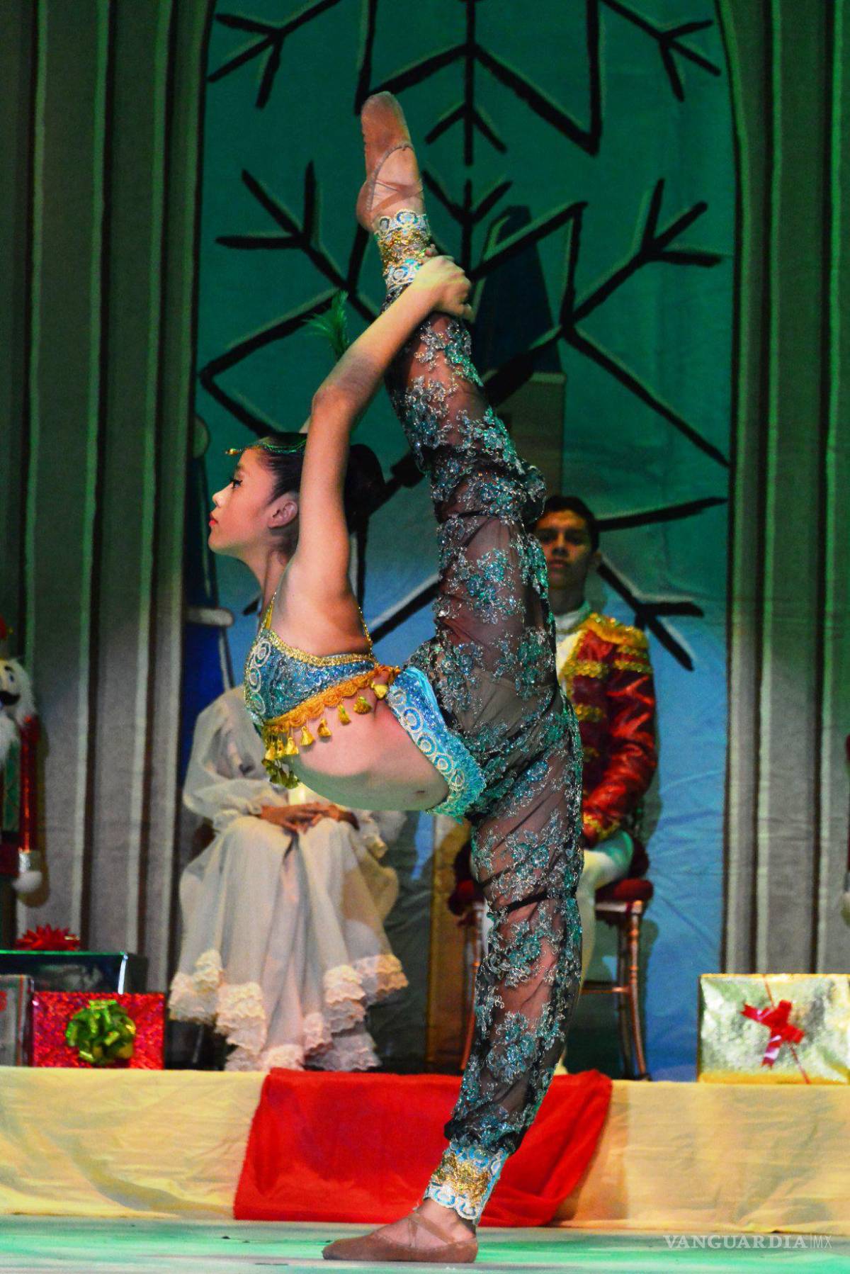 $!Una bailarina ejecutando una pose perfecta.