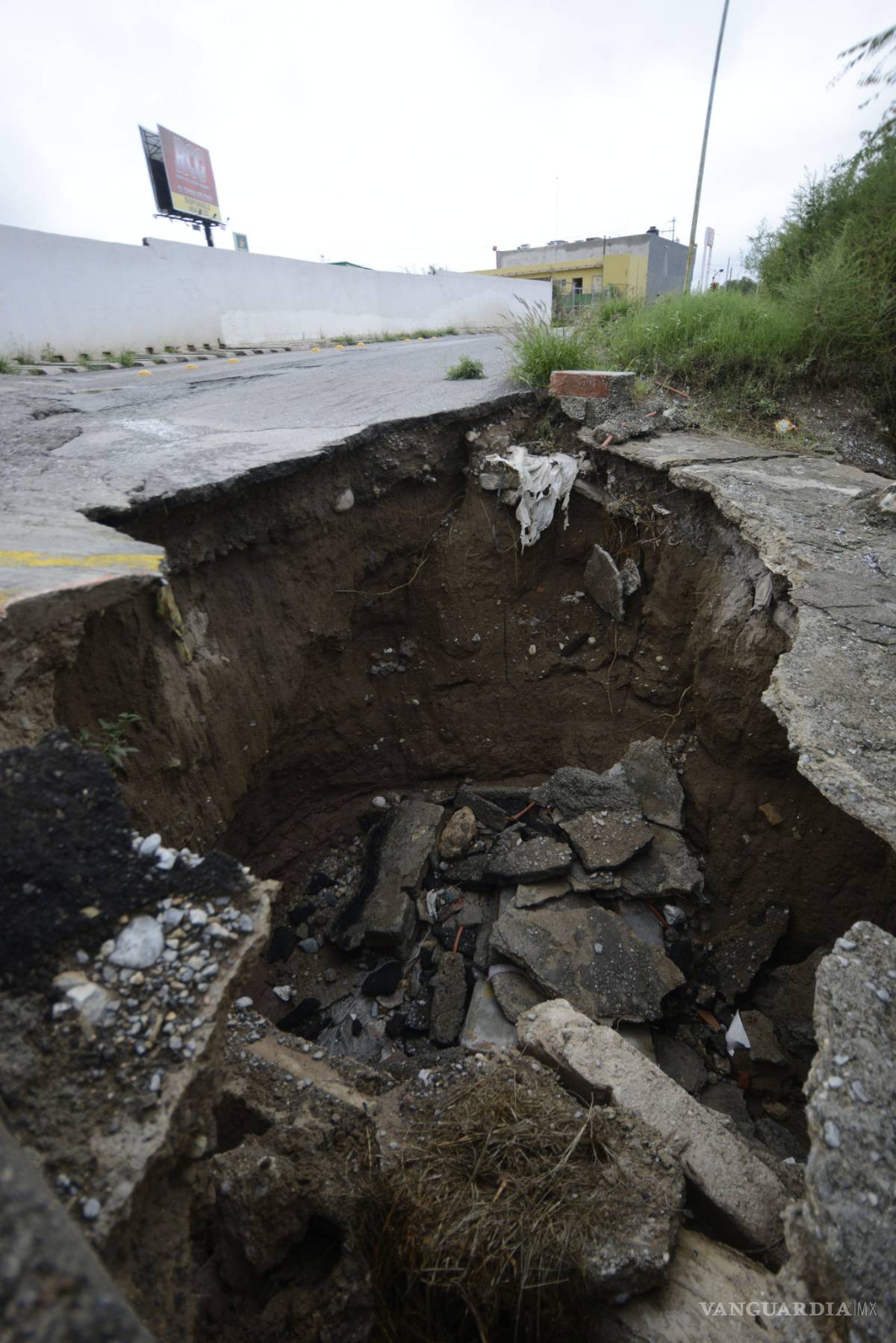 $!‘Crece’ el socavón de la UVM de Saltillo; nadie lo atiende