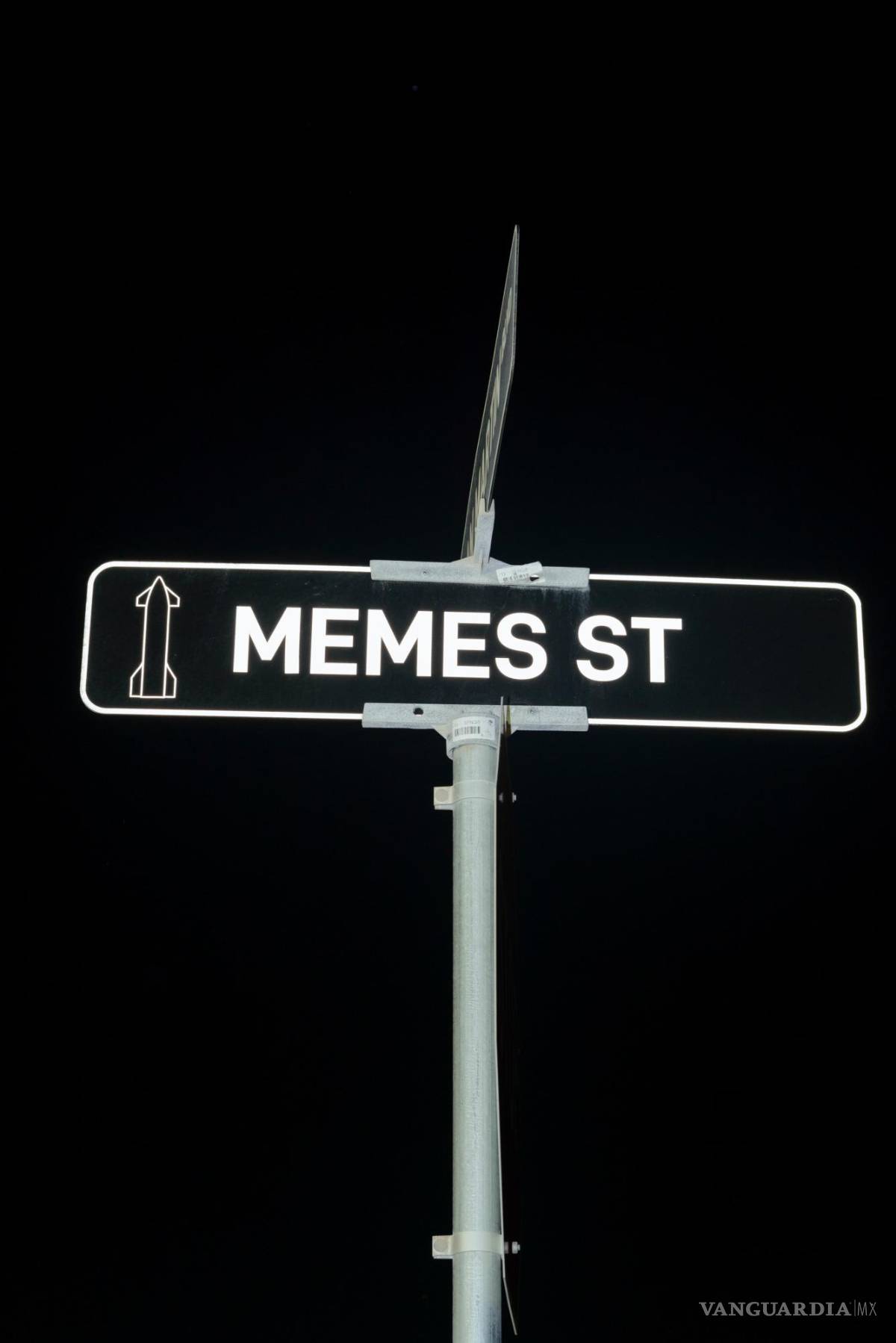 $!Un cartel de la calle Memes Street, la calle principal, en Boca Chica, Texas.