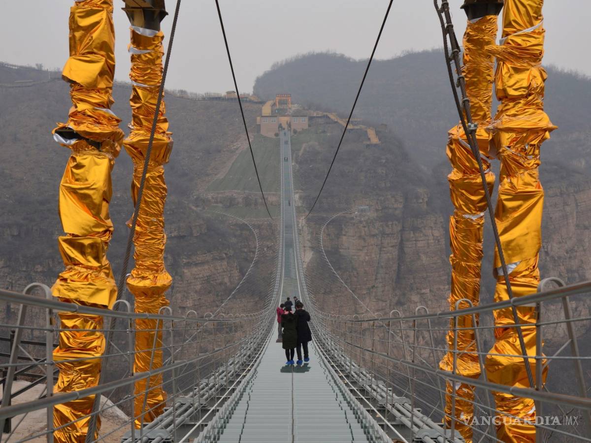 $!Puente de Cristal, el más largo del mundo, flota sobre Banshan en China