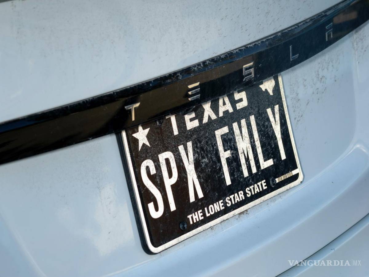 $!Un Tesla con una matrícula personalizada que dice “SPX FMLY” en Boca Chica, Texas.