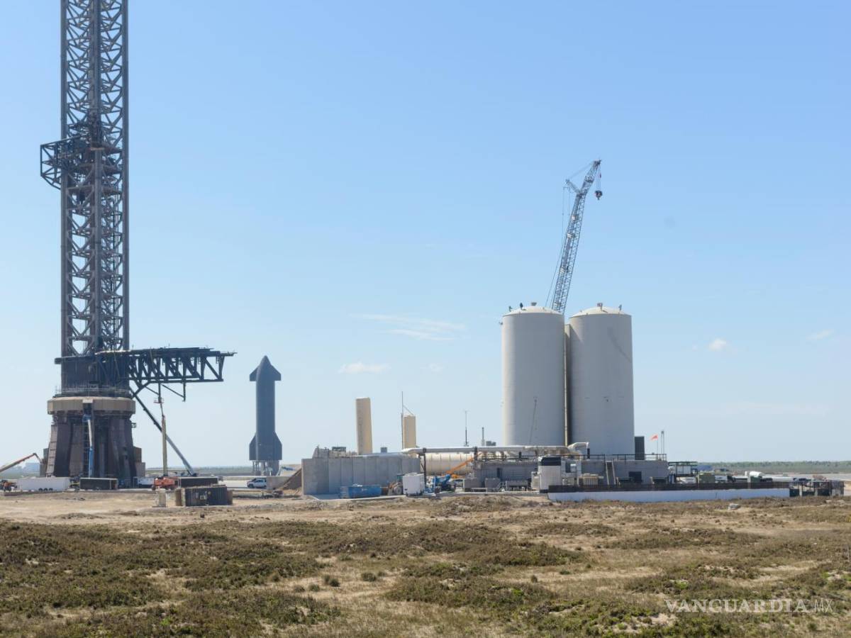 $!La ex comisionada de la ciudad de Brownsville, Jessica Tetreau, observa una instalación de lanzamiento de SpaceX en Boca Chica Beach, Texas.