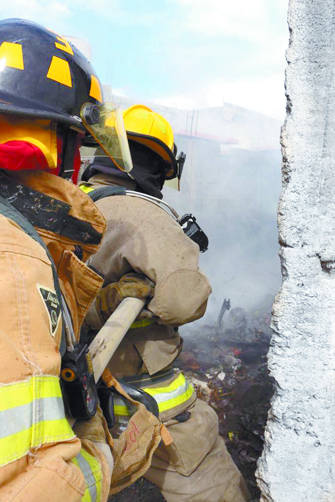 Combaten bomberos de Saltillo 32 incendios en Noche Buena