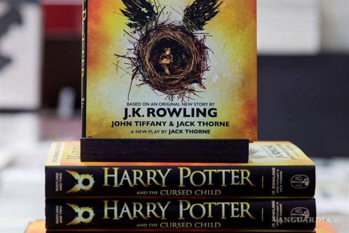 $!Cientos de fans compran el libro "Harry Potter and the Cursed Child"