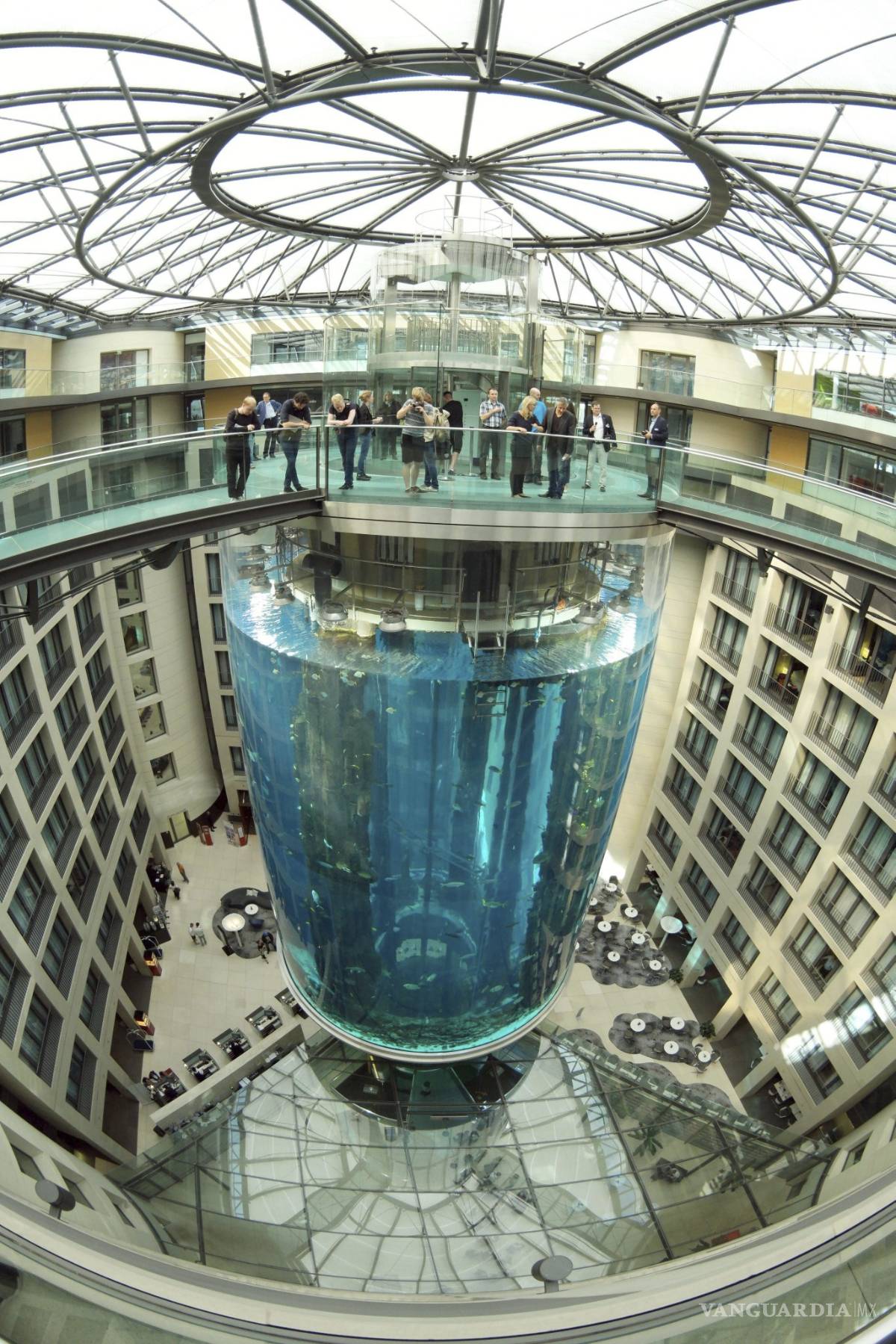 $!AquaDom, el acuario cilíndrico más grande del mundo