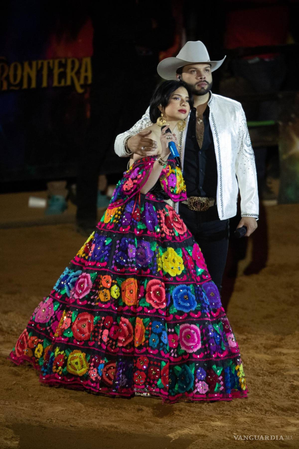 $!Ángela Aguilar y su hermano Leonardo Aguilar cantaron a dueto durante su presentación en el Jaripeo sin fronteras, en la Plaza México.