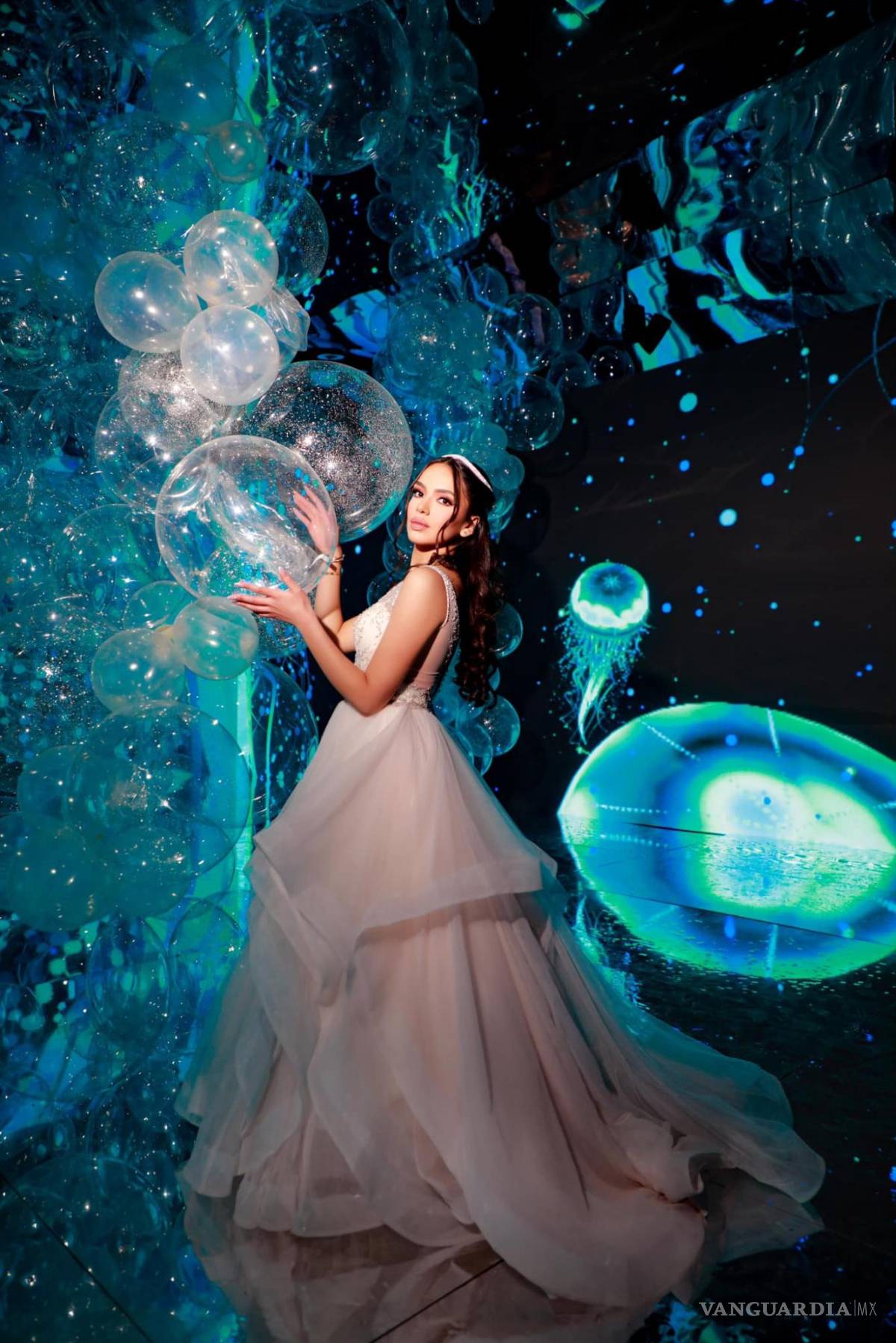 $!La quinceañera, radiante en su vestido, fue el centro de la celebración que superó las expectativas de todos los invitados.