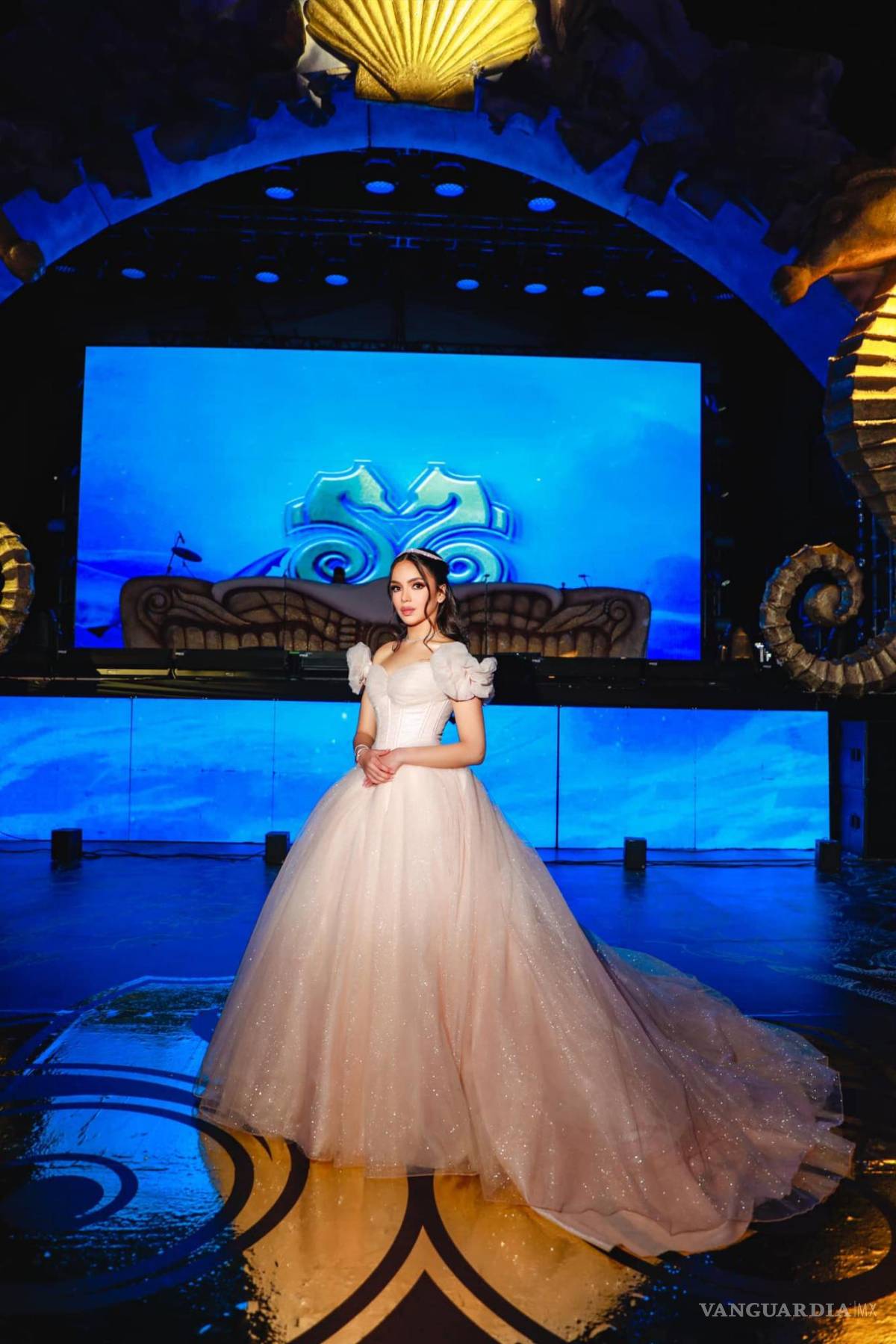 $!El impresionante escenario, inspirado en el océano, cautivó a los asistentes con su ambiente submarino y detalles de lujo.