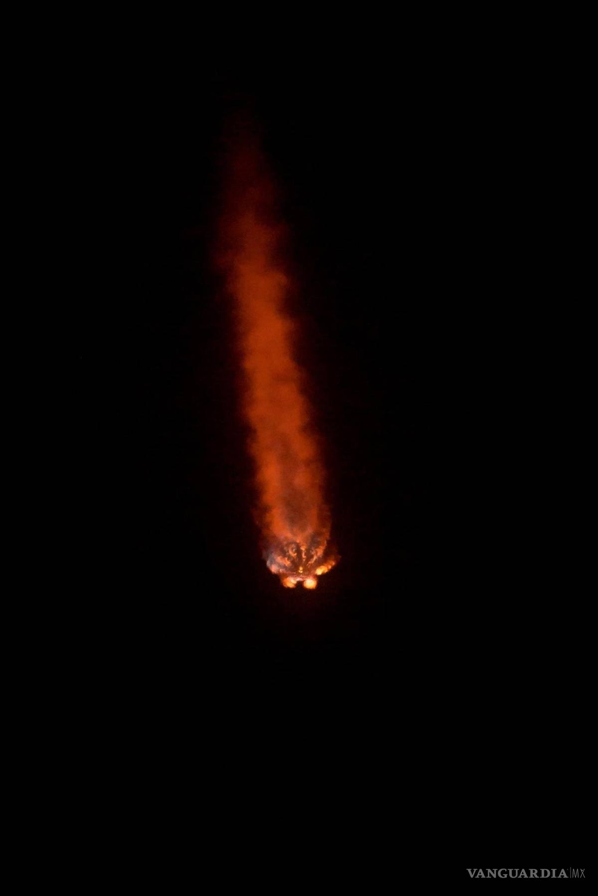 $!Lanzamiento del cohete SpaceX Falcon 9, con la prueba de redirección de doble asteroide, o DART en California. EFE/NASA/Bill Ingalls