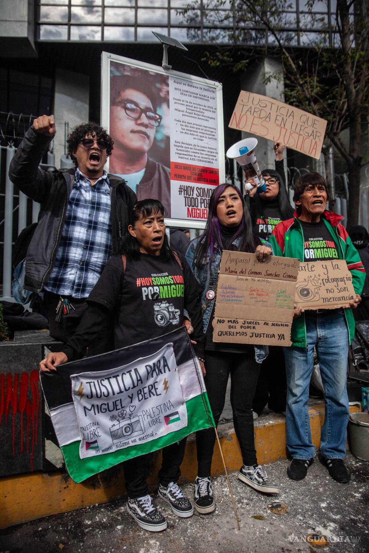 $!CIUDAD DE MÉXICO, 20 ENERO 2026.- A 98 días que debió darse la audiencia inicial, los padres de Miguel Ángel Hernández Rojas, fotoperiodista víctima de negligencia ocurrida el 5 de abril de 2025 durante festival AXE ceremonia y resultó su muerte, se manifiestan hoy frente Juzgados de Distrito en Materia Penal así como la colocación de panel contador de días sin llegar a la justicia