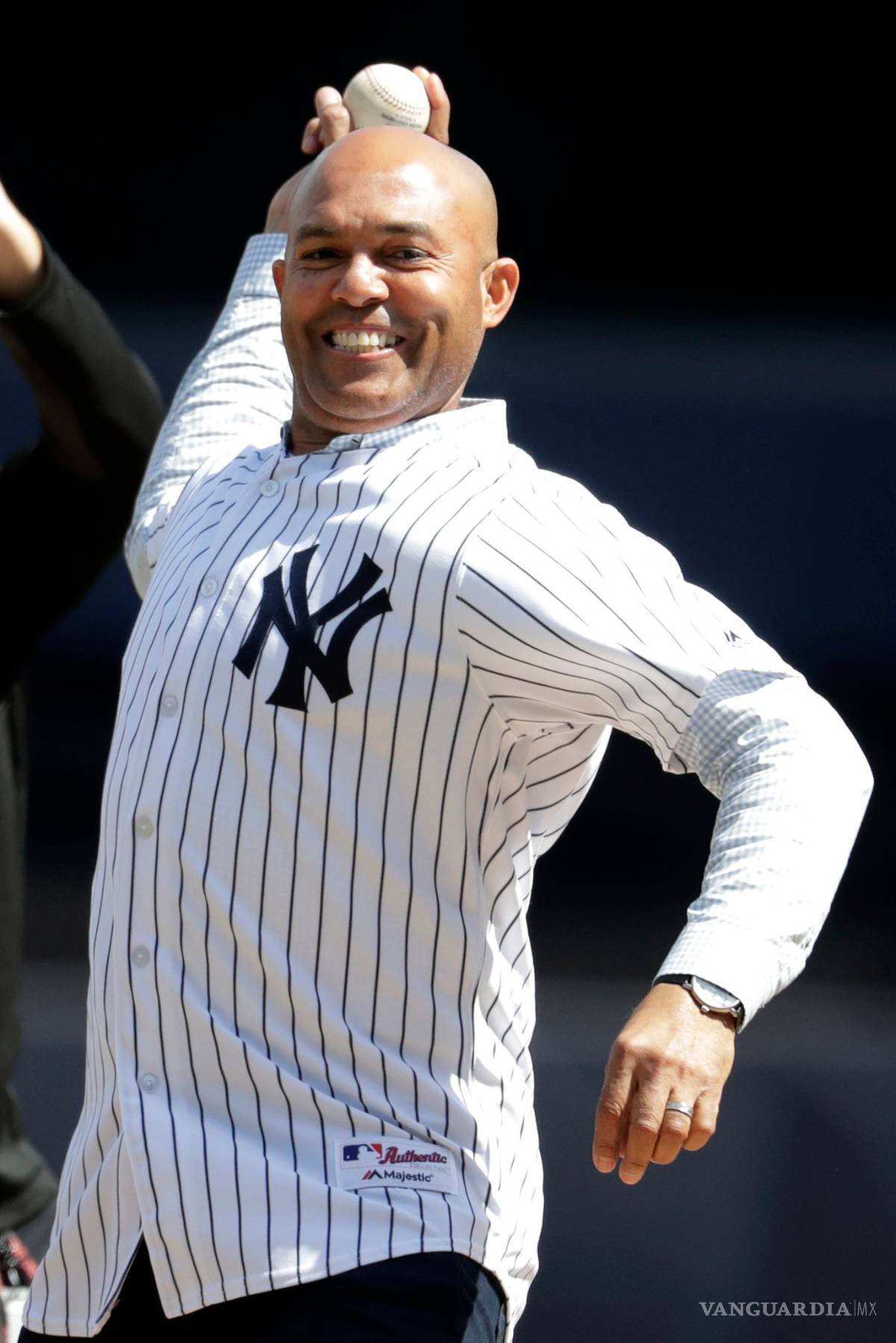 $!Mariano Rivera lanza la primera bola en el juego entre Yanquis y Orioles