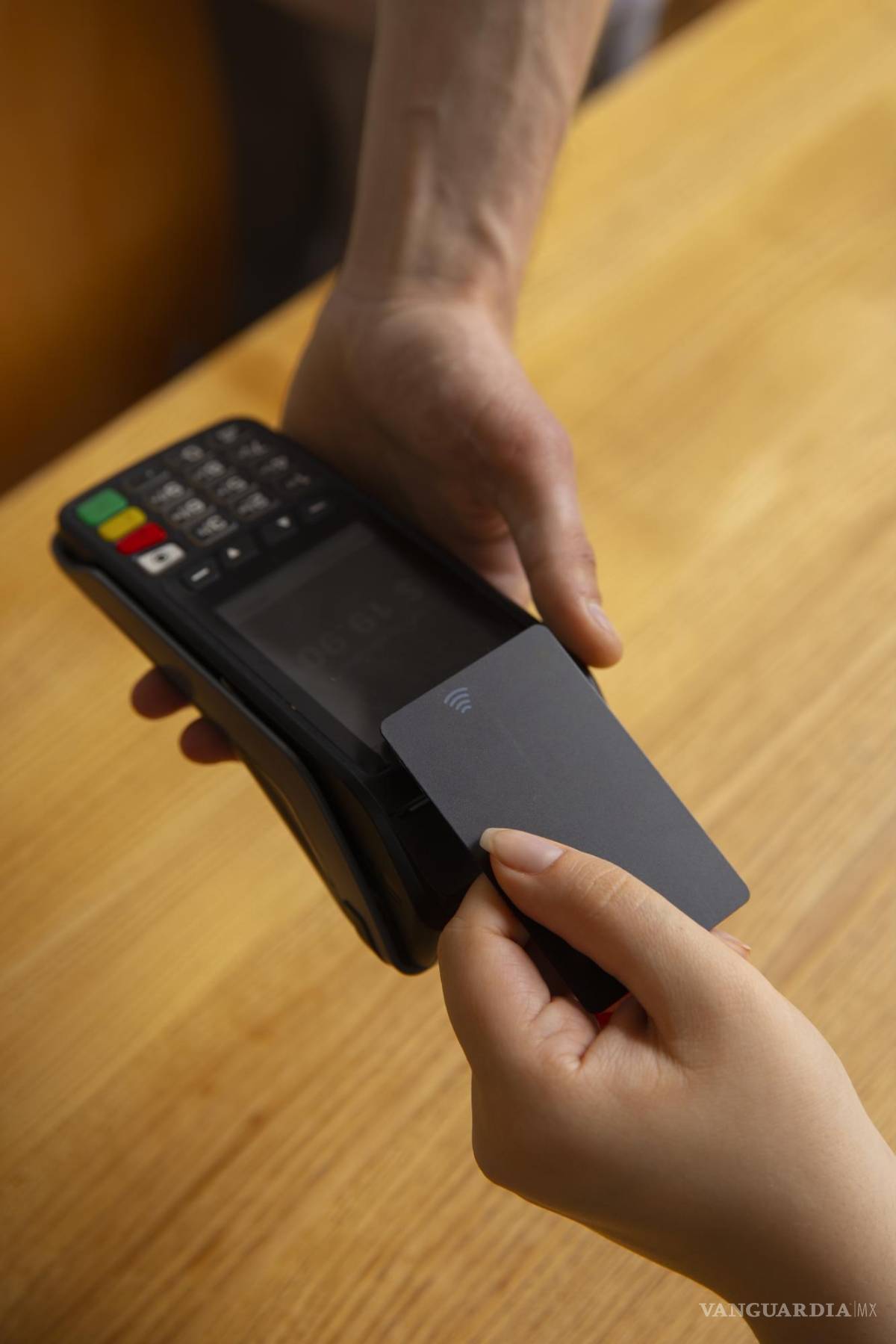 $!Los clientes podrán realizar pagos sin la necesidad de introducir o deslizar el plástico, tan sólo con acercar el teléfono móvil, tu tarjeta o un dispositivo wearable.