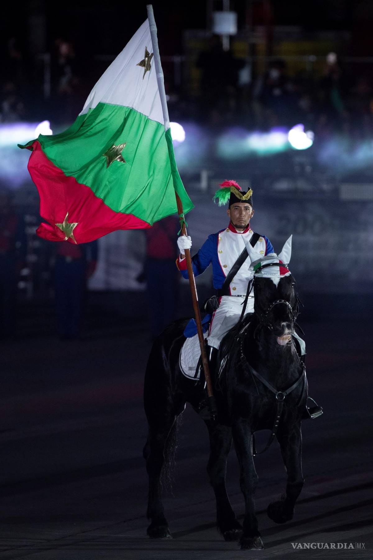 $!Fotografía que muestra la bandera trigarante durante la ceremonia del 200 aniversario de la consumación de independencia en Ciudad de México (México). EFE/Carlos Ramírez