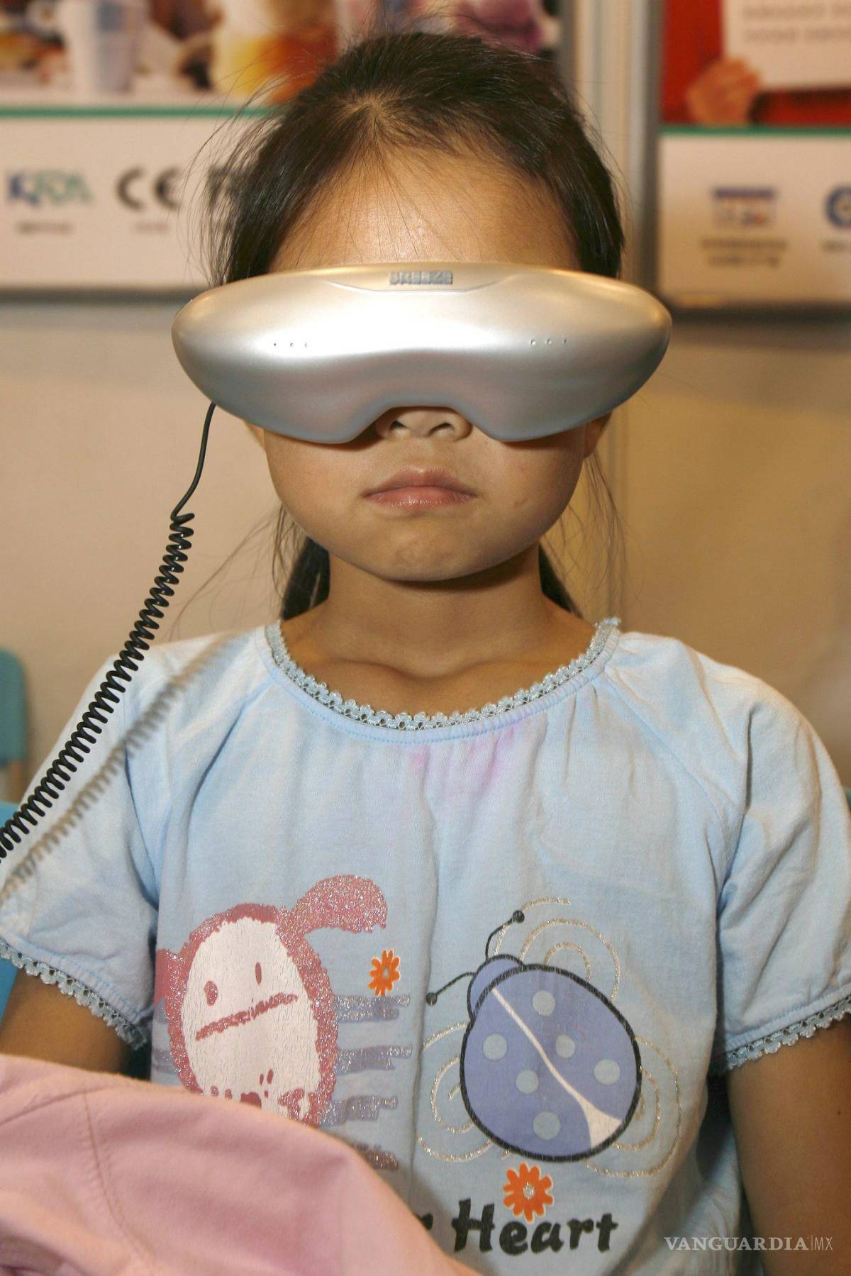 $!Una niña prueba unas gafas diseñadas para relajar los ojos, en una exposición de material de la empresa china IT, Este producto dice prevenir el deterioro de la visión de los escolares tras las horas de clase, así como de aquellos que pasan horas ante pantallas de ordenador.