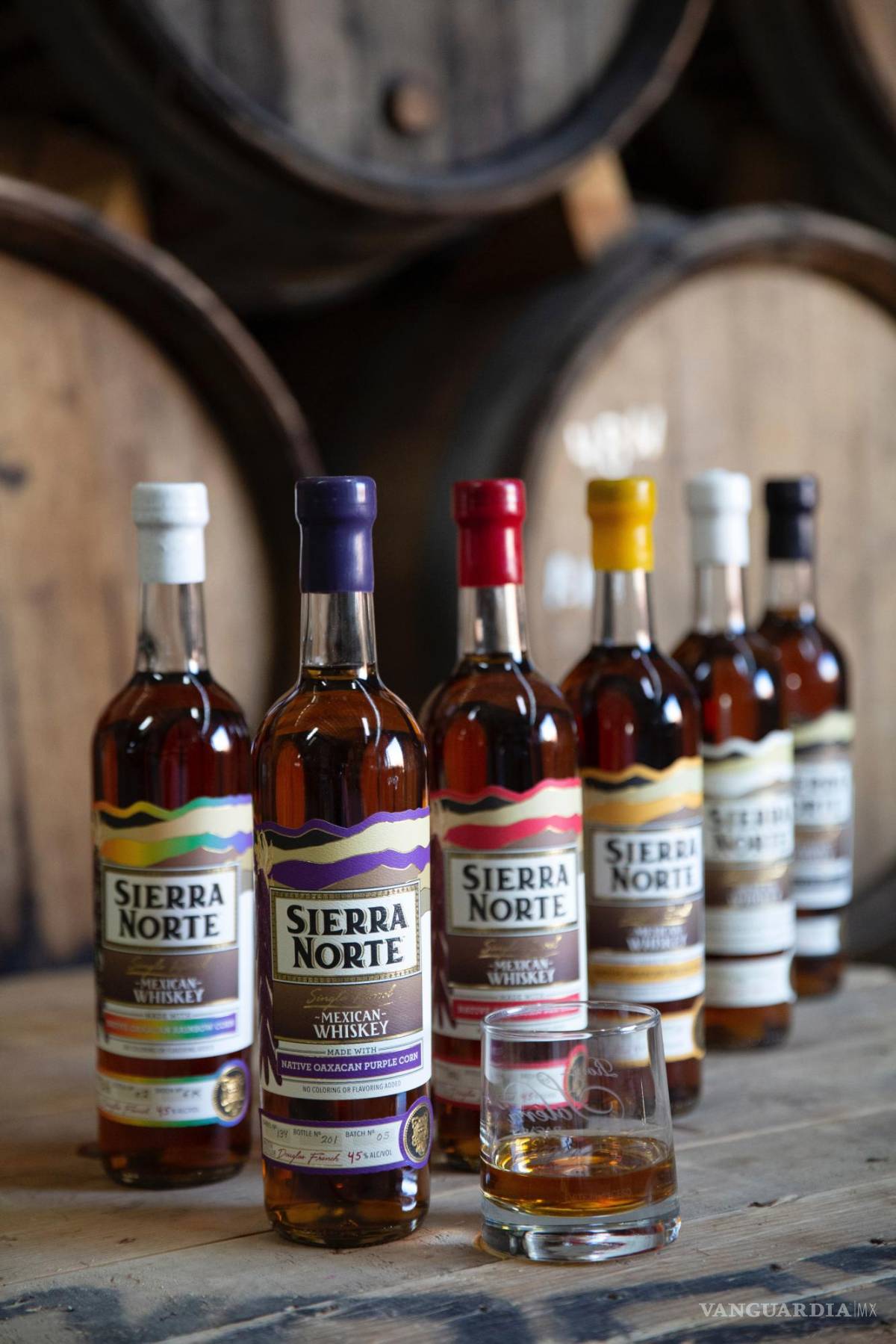 $!Botellas de whisky Sierra Norte en la destilería Sierra Norte en Oaxaca, México.