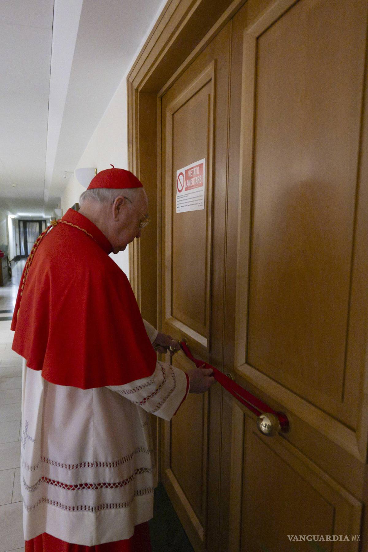 $!El cardenal y camarlengo Kevin Joseph Farrell sellando las estancias privadas del papa Francisco en el hotel Domus Santa Marta en el Vaticano.