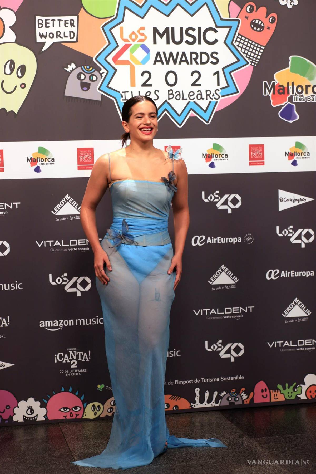 $!La cantante Rosalía posa para los fotógrafos a su llegada a la gala de Los40 Music Adwards que se celebra en el Palacio de Congresos, en Palma de Mallorca. EFE/Cati Cladera