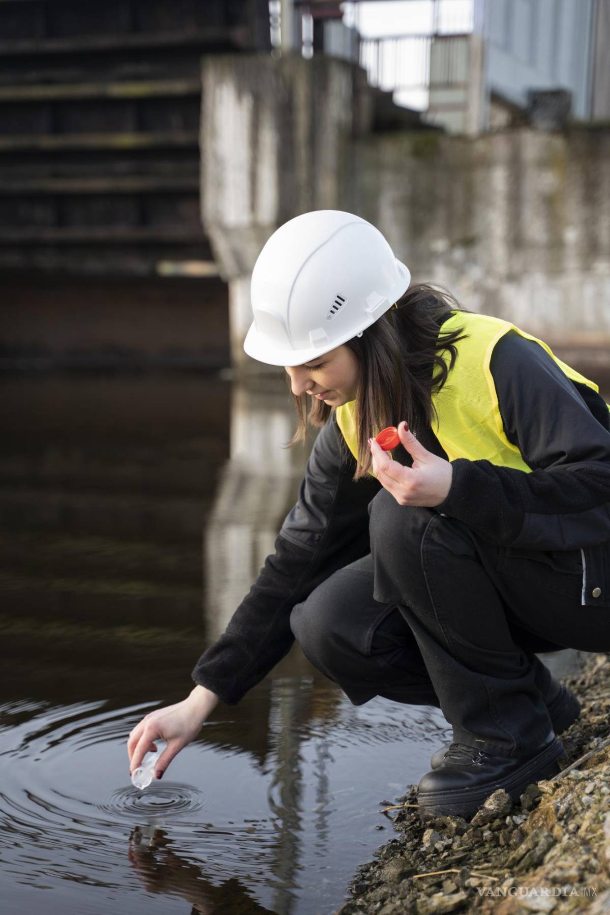 $!Especialista recogiendo una muestra de aguas residuales.