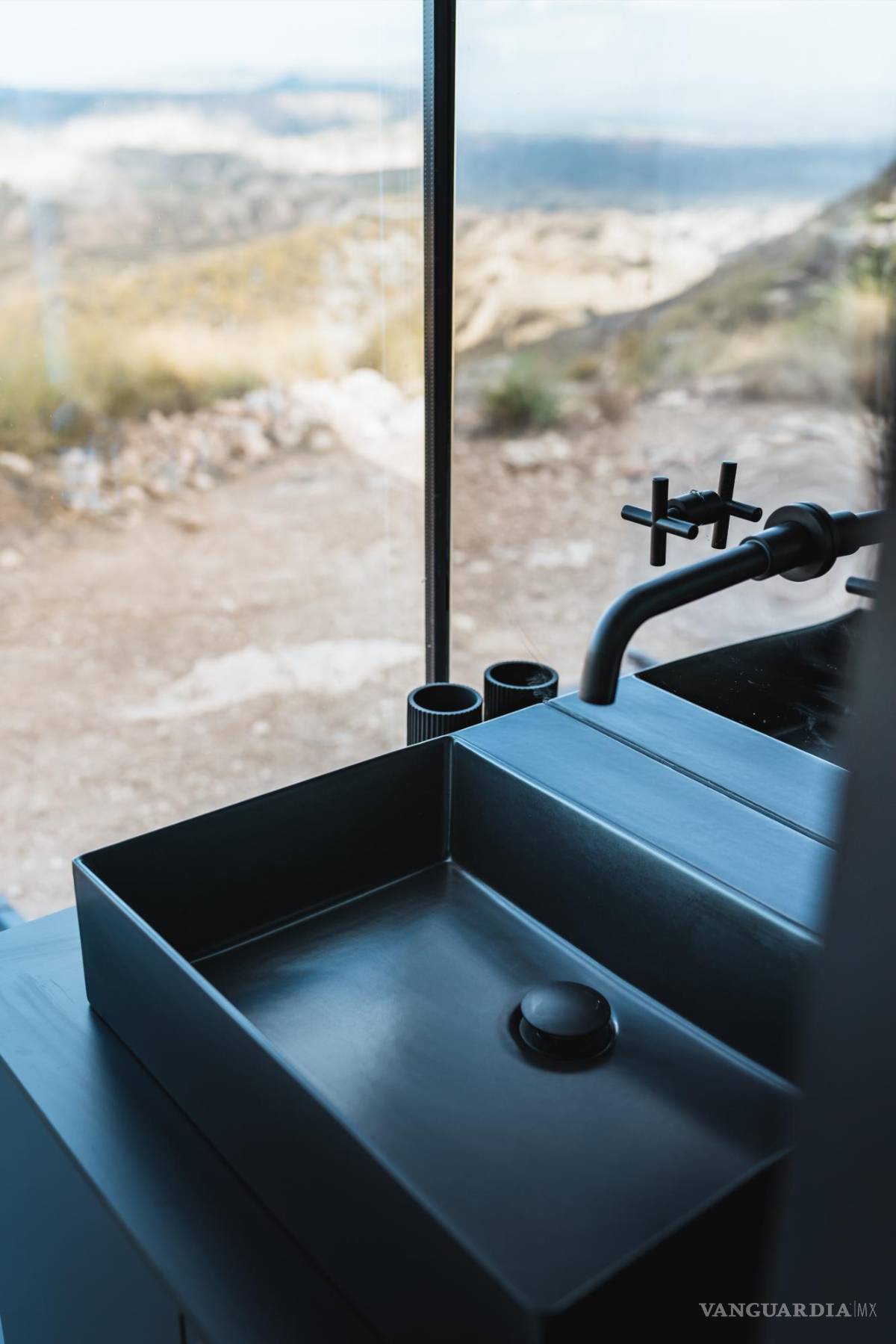 $!Vista interior, lavabo y exterior, del District Hive en el desierto de Gorafe (Granada, España).