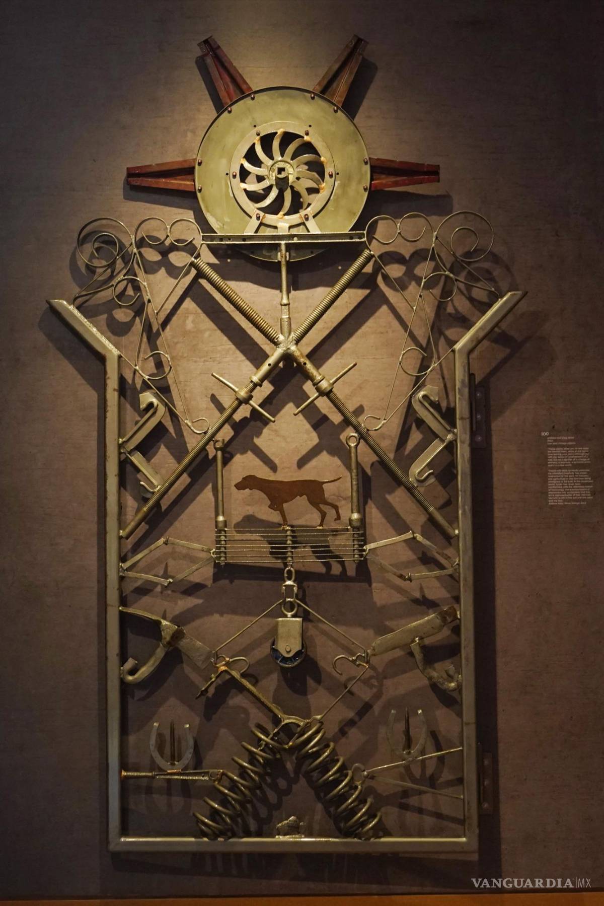 $!Una escultura de hierro de Bob Dylan se exhibe en la exhibición “Retrospectrum” en el Museo de Arte Patricia &amp; Phillip Frost en Miami. AP/Marta Lavandier